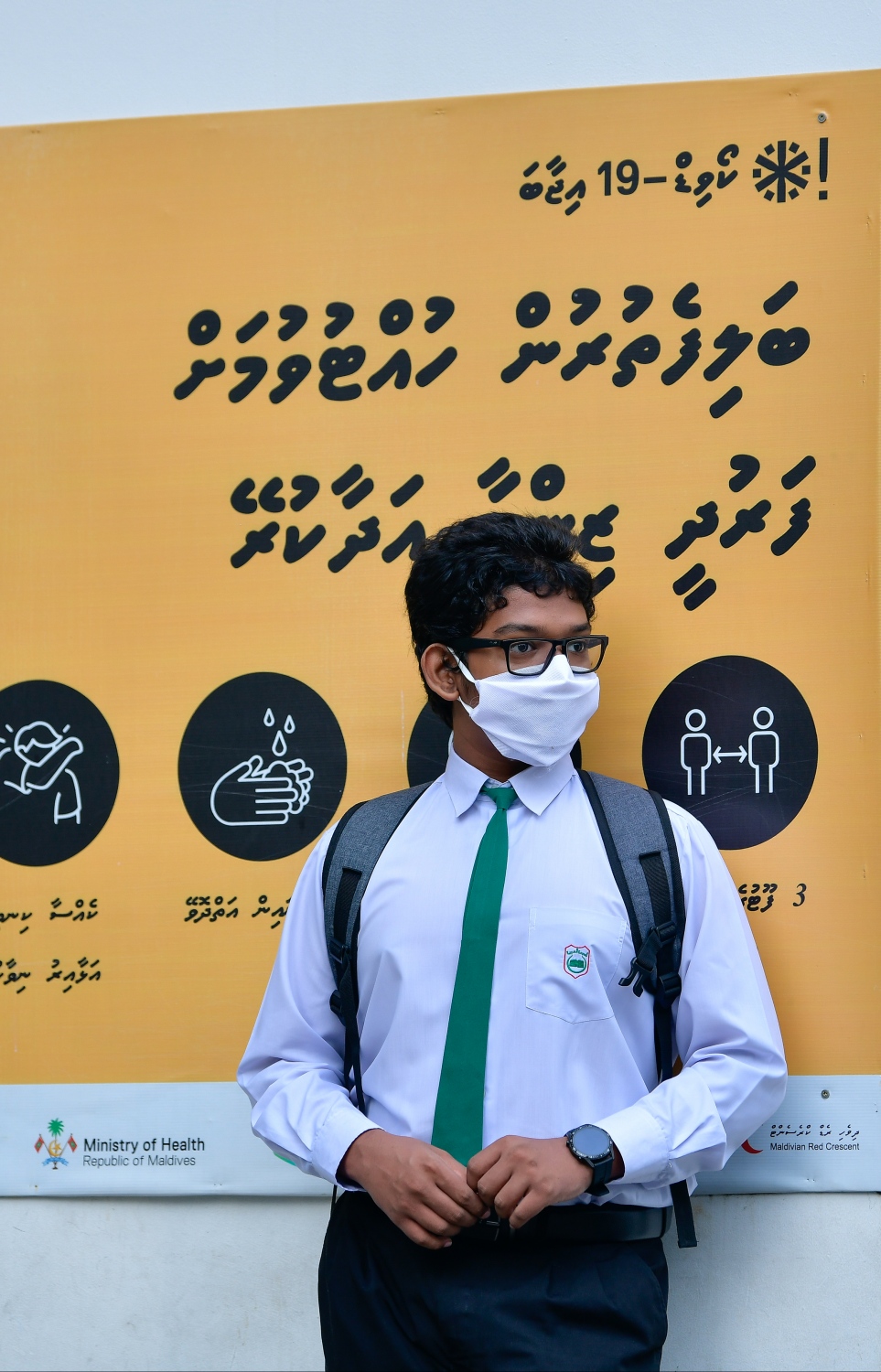 މާލެ- ޖެނުއަރި 10، 2021: ގާތްގަނޑަކަށް ދޮޅު މަހުގެ ބަންދަކަށް ފަހު ސްކޫލުތައް މިއަދު ހުޅުވައި ދަރިވަރުން ސްކޫލަށް ހާޒިރުވާ ފުރަތަމަ ދުވަސް: އަރަބިއްޔާ ސްކޫލްގެ ދަރިވަރަކު ކްލާހަށް ވަނުމަށް ދޮރުކައިރީ މަޑުކޮއްލައިގެން ..-- ފޮޓޯ:އަހުމަދު އަވްޝަން އިލްޔާސް/ މިހާރު