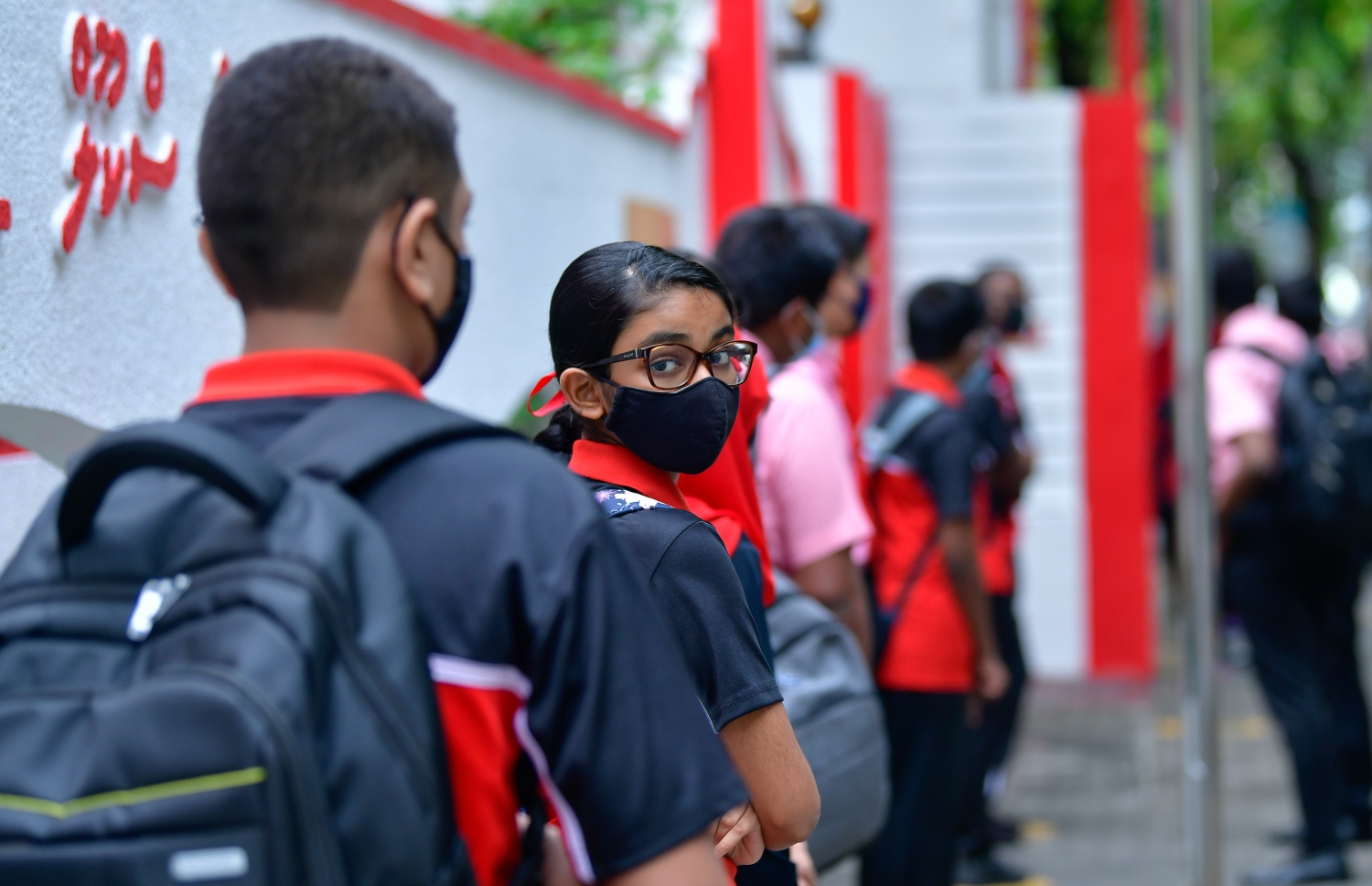 މާލެ- ޖެނުއަރި 10، 2021: ގާތްގަނޑަކަށް ދޮޅު މަހުގެ ބަންދަކަށް ފަހު ސްކޫލުތައް މިއަދު ހުޅުވައި ދަރިވަރުން ސްކޫލަށް ހާޒިރުވާ ފުރަތަމަ ދުވަސް: އިސްކަންދަރު ސްކޫލްގެ ދަރިވަރުން ކްލާހަށް ވަނުމުގެ ކުރިން ޓެމްޕަރޭޗާ ޗެކްކުރުމައް މަޑު ކޮއްލައިގެން ..-- ފޮޓޯ:އަހުމަދު އަވްޝަން އިލްޔާސް/ މިހާރު