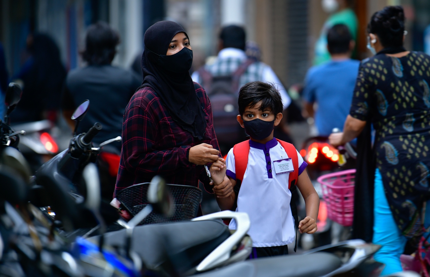 މާލެ- ޖެނުއަރި 10، 2021: ގާތްގަނޑަކަށް ދޮޅު މަހުގެ ބަންދަކަށް ފަހު ސްކޫލުތައް މިއަދު ހުޅުވައި ދަރިވަރުން ސްކޫލަށް ހާޒިރުވާ ފުރަތަމަ ދުވަސް: ދޮން ދޫނި ސްކޫލްގެ ދަރިވަރަކު ސްކޫލަައް ވަނުމަށް ބެލެނި ވެރިޔާއާ އެކު ދަނީ  ..-- ފޮޓޯ:އަހުމަދު އަވްޝަން އިލްޔާސް/ މިހާރު