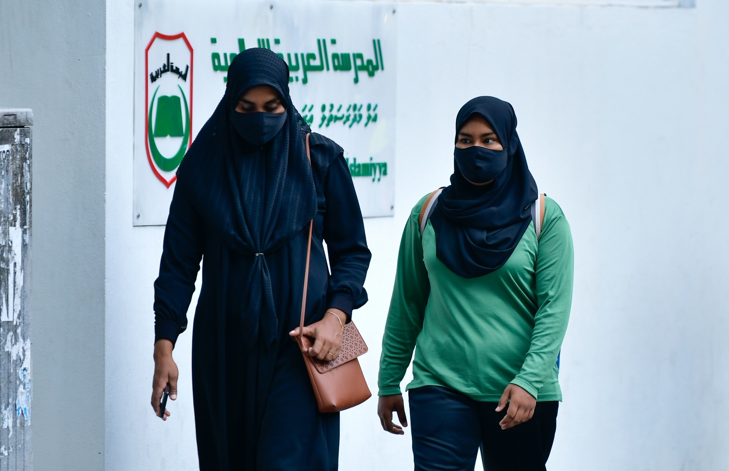 މާލެ- ޖެނުއަރީ 10، 2021- ގާތްގަނޑަކަށް ދޮޅު މަހުގެ ބަންދަކަށް ފަހު ސްކޫލުތައް މިއަދު ހުޅުވުމާއެކު، އަމީނިއްޔާގެ ކުއްޖަކު ބެލެނިވެރިޔާއާ އެކު ސްކޫލަށް ދަނީ.---ފޮޓޯ: އަހުމަދު އަވްޝަން އިލްޔާސް/މިހާރު