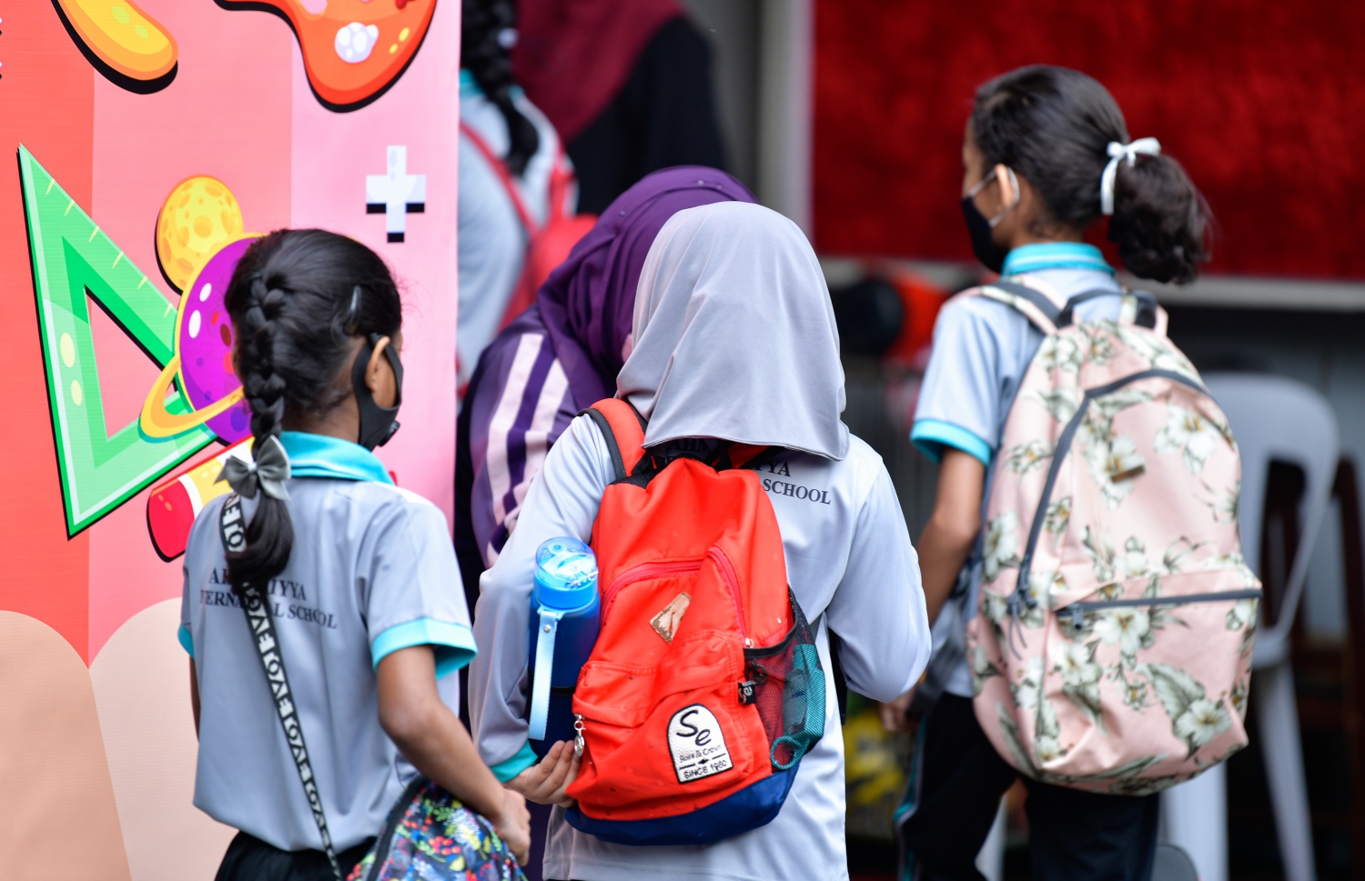 މާލެ- ޖެނުއަރީ 10، 2021- ގާތްގަނޑަކަށް ދޮޅު މަހުގެ ބަންދަކަށް ފަހު ސްކޫލުތައް މިއަދު ހުޅުވައި ދަރިވަރުން ސްކޫލަށް ހާޒިރުވާ ފުރަތަމަ ދުވަސް: އަހުމަދިއްޔާ ސްކޫލްގެ ކުދިންތަކެއް ކްލާހަށް ވަނުމުގެ ކުރިން ޓެމްޕަރޭޗަރު ޗެކްކުރުމަށް ކިއު ހަދައިގެން..-- ފޮޓޯ: އަހުމަދު އަވްޝަން އިލްޔާސް/ މިހާރު