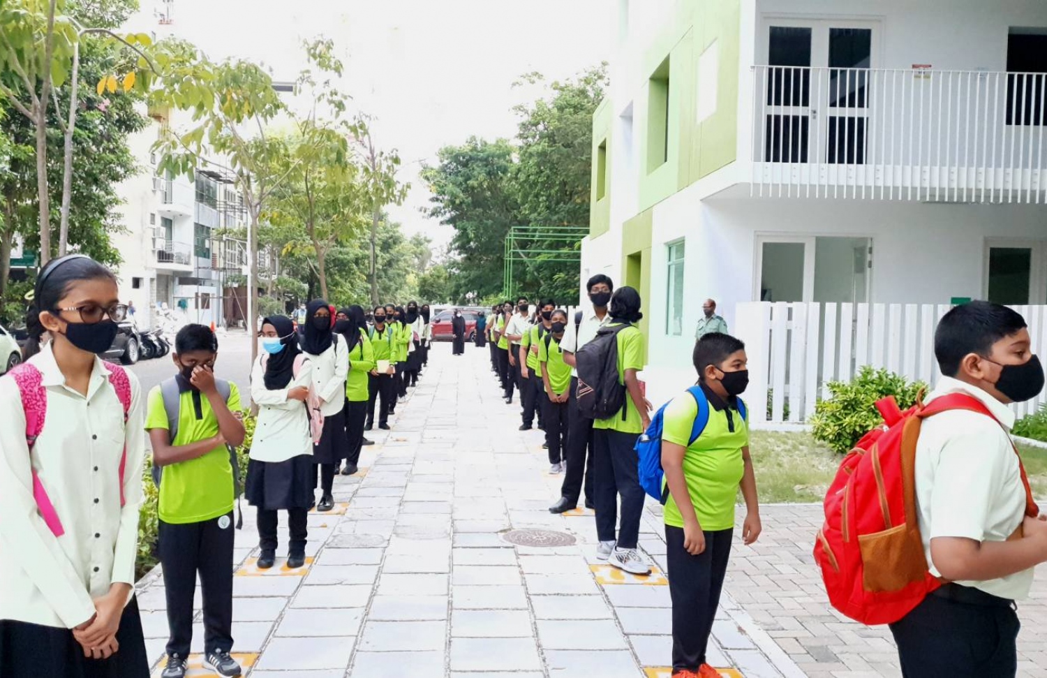 ހުރަވީ ސްކޫލުގެ ދަރިވަރުންތަކެއް ސްކޫލަށް ވަނުމަށް ކިއު ހަދާލާފައި.-- ފޮޓޯ: ހުރަވީ ސްކޫލު