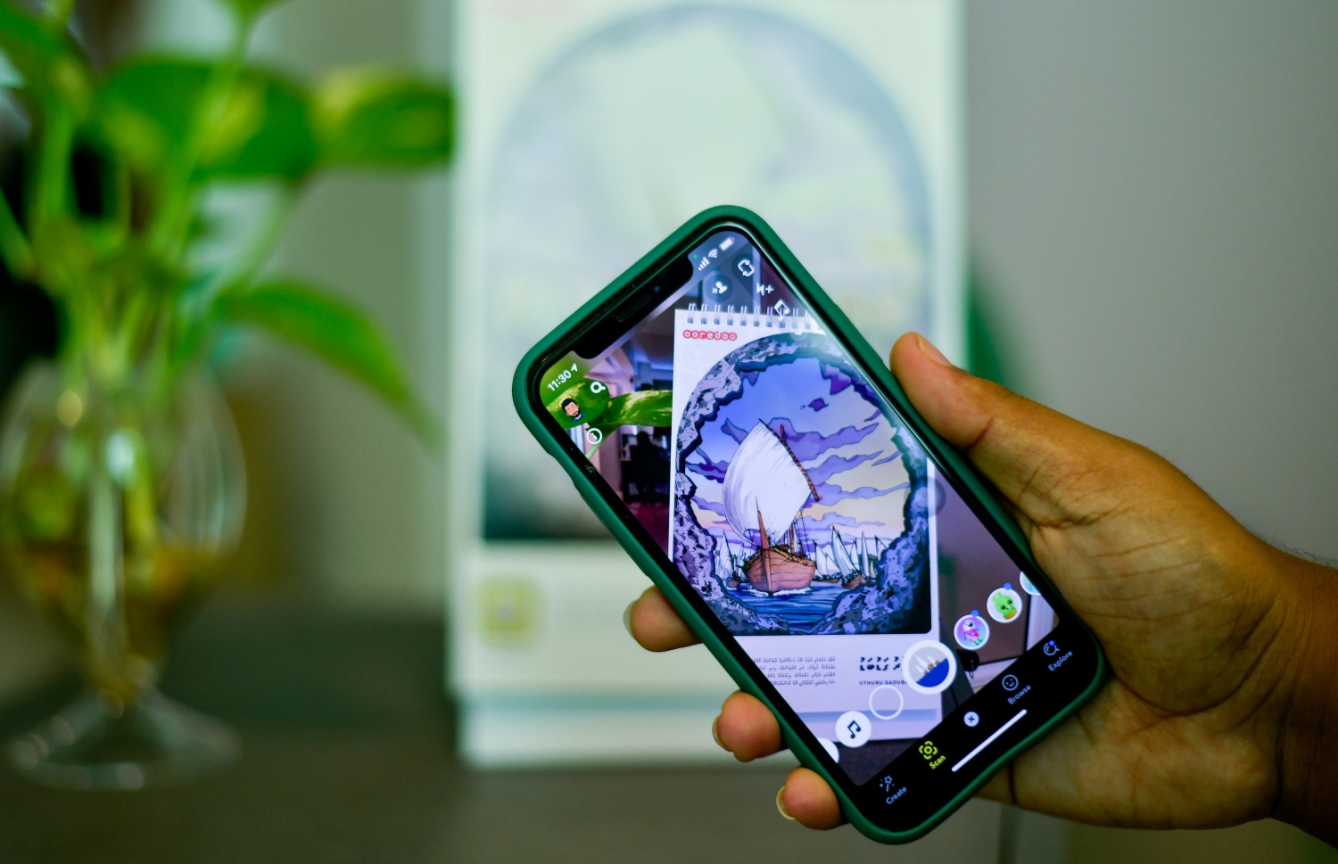 ސްނެޕްޗެޓު ބޭނުންކޮށްގެން ކަލަންޑަރުގެ ކުރެހުމެއް ބަލަނީ: ކޮންމެ ކުރެހުމަކުން ވެސް ދައްކުވައިދެނީ ތާރީހީ ހާދިސާއެއް ނުވަތަ ތަނެއް-- ފޮޓޯ: އަހުމަދު އަވްޝަން/މިހާރު