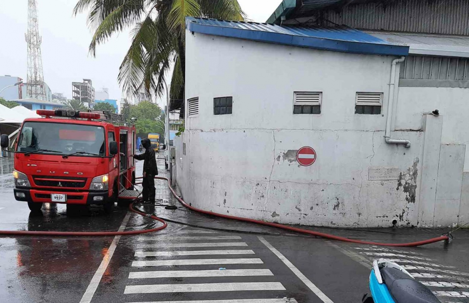 މާލޭގެ މަގުތަކުގައި މިއަދު ފެންބޮޑުވެފައި، ފެން ހިންދުމުގެ މަސައްކަތް އެމްއެންޑީއެފް އާއި ފަޔާ އެންޑް ރެސްކިއު އިން ކުރަނީ -- ފޮޓޯ: އެމްއެންޑީއެފް