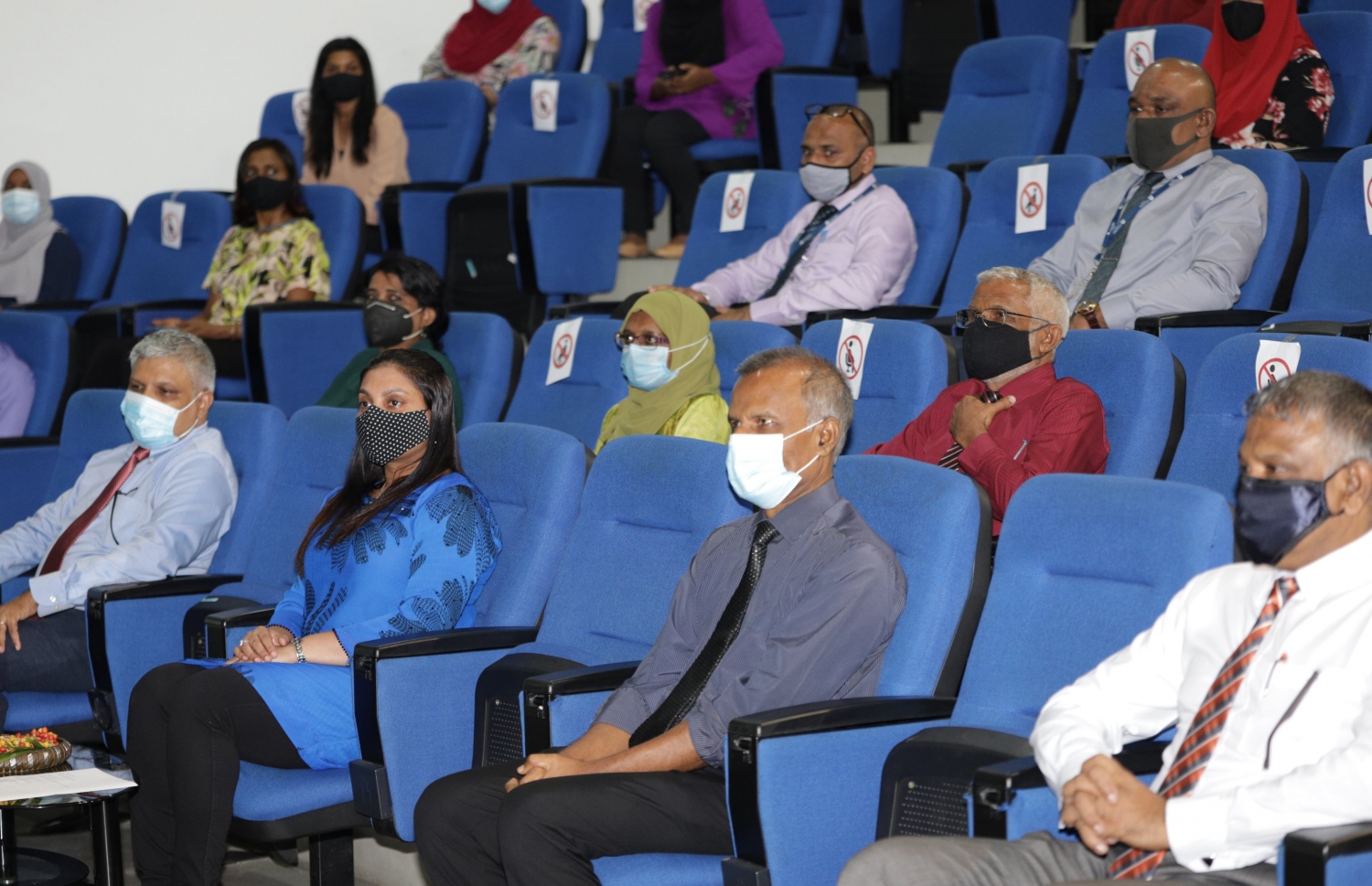 ގައުމު ބިނާކުރުމަށް އެމްއެންޔޫން ދޭ ސްކޮލަޝިޕް ސްކީމް ލޯންޗުކުރުމަށް އެ ޔުނިވާސިޓީގައި މިއަދު ބޭއްވި ރަސްމިއްޔާތުގައި ބައިވެރިވެވަޑައިގެންނެވި އިސް ބޭފުޅުން.-- ފޮޓޯ: އެމްއެންޔޫ