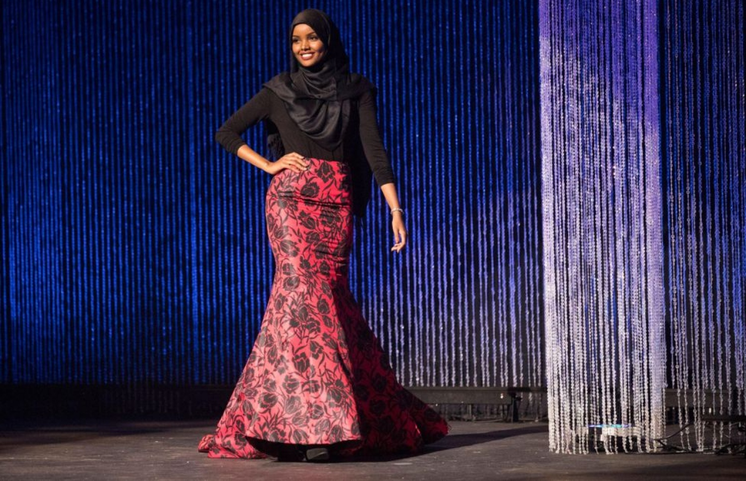 އެމެރިކާގެ މުސްލިމް ސުޕަމޮޑެލް ހަލީމާ އޭނާގެ ސްކޫލް ދައުރުގެ ޝޯއެއްގައި: ހަލީމާ އަކީ ބުރުގާ އެޅި ފުރަތަމަ ސުޕަމޮޑެލް