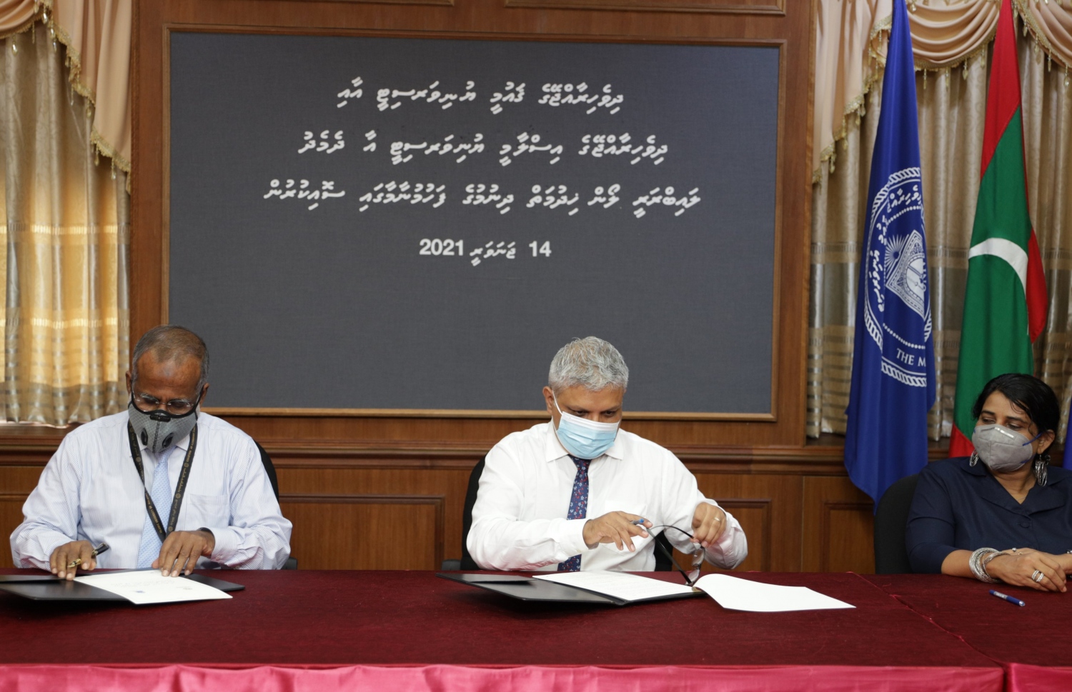 އެމްއެންޔޫގައި މިއަދު ބޭއްވި ރަސްމިއްޔާތުގައި، އެ ޔުނިވާސިޓީގެ ވައިސް ޗާންސެލާ ޑރ. ޝަރީފް (ކ) އަދި އައިޔޫއެމްގެ ވައިސް ޗާންސެލާ ޑރ. ޒަކަރިއްޔާ، ލައިބްރަރީގެ ހިދުމަތް ގުޅުވާލުމުގެ އެއްބަސްވުމުގައި ސޮއިކުރައްވަނީ.-- ފޮޓޯ: އެމްއެންޔޫ