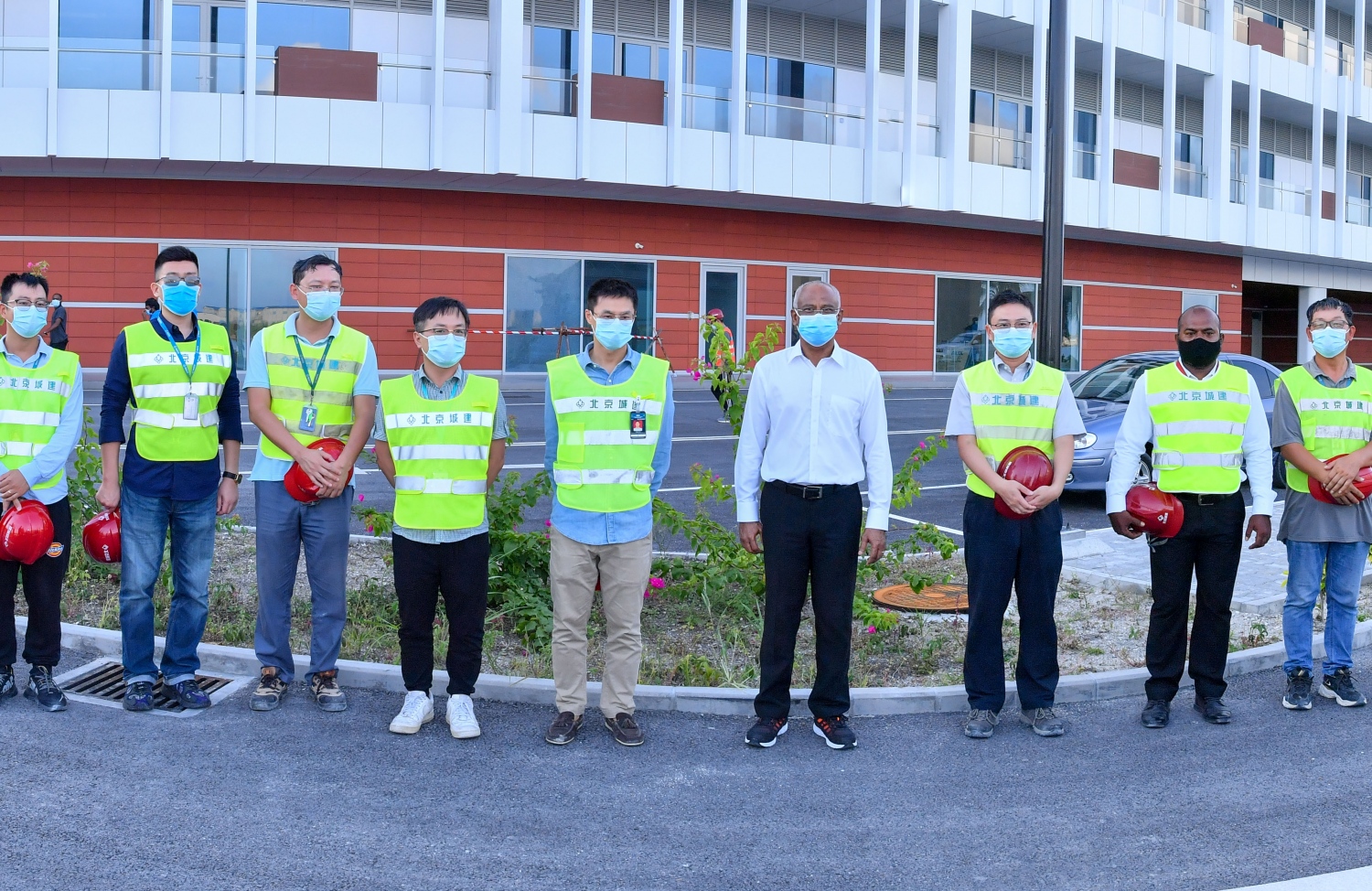 ވީއައިއޭގައި ރައީސް އިބްރާހިމް މުހައްމަދު ސޯލިހް އެތަނުގައި ބަޔަކާ އެކު ފޮޓޯއަކަށް ހުއްޓިވަޑައިގެން. -- ފޮޓޯ: ރައީސް އިބްރާހިމް މުހައްމަދު ސޯލިހު