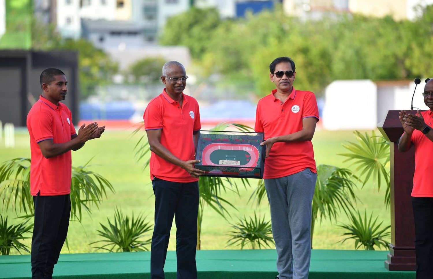 ސިންތެޓިކް ޓްރެކް ހުޅުވަން މިއަދު ބޭއްވި ރަސްމިއްޔާތުގައި، ރައީސް އިބްރާހިމް މުހައްމަދު ސޯލިހު، އިންޑިއާއިން ރާއްޖެ ކަނޑައަޅާފައިވާ ސަފީރު ސަންޖޭ ސުދިރަށް ހަނދާނީ ފިލައެއް ހަދިޔާކުރައްވަނީ: އެ ޓްރެކް ތަރައްގީކުރީ އިންޑިއާ ސަރުކާރުގެ އެހީގައި.-- ފޮޓޯ: ރައީސް އޮފީސް