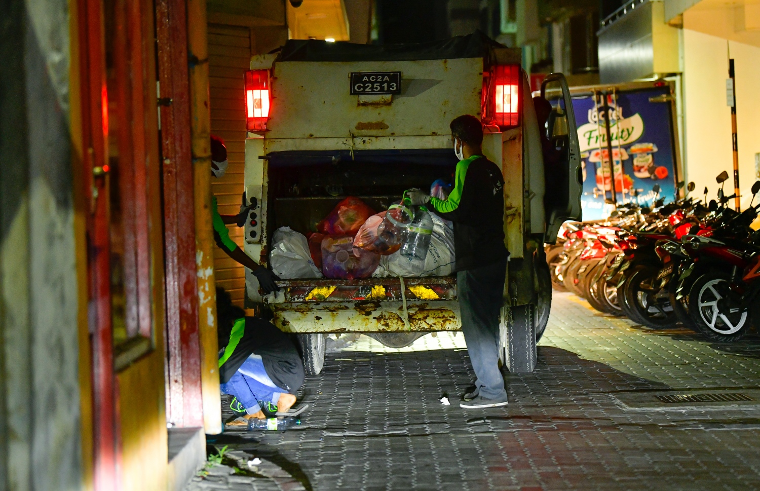 ވެމްކޯއިން ކުނި ނަގަނީ: އަންނަ މަހުން ފެށިގެން ކުނި ނެގުމުގެ ފީ ހިމަނާނީ ގެތަކުގައި ކަރަންޓް ބިލުގައި --- ފޮޓޯ: މިހާރު