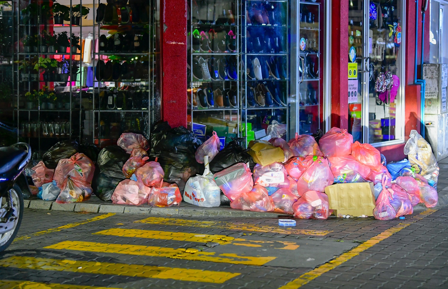 މާލޭގެ ޕޭވްމަންޓެއް މަތީގައި ގޭބީސީތަކެއްގެ ކުނި ކޮތަޅުތަކެއް ބަހައްޓާފައި -- ފޮޓޯ: އަހުމަދު އަވްޝަން /މިހާރު