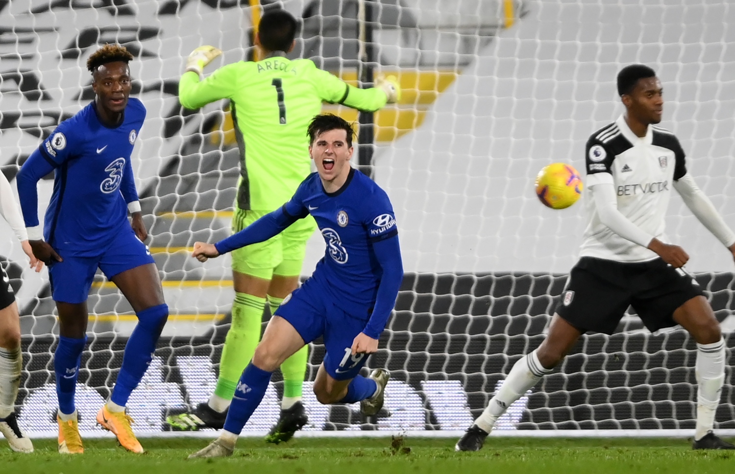 ލަނޑު ޖެހުމަށް ފަހު ޗެލްސީގެ ކުޅުންތެރިން އުފާފާޅުކުރަނީ.-- ފޮޓޯ: އޭއެފްޕީ