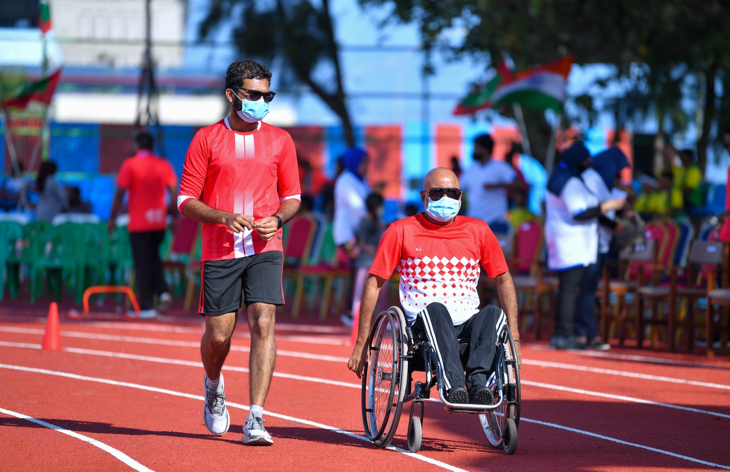 މާލެ: މާލެ ކުޅިވަރު އެކުވެނީގެ ސިންތެޓިކް ޓްރެކް ހުޅުވުމުގެ ރަސްމިއްޔާތުގައި ބޭއްވި ދައްކާލުމުގެ ރޭހެއްގައި ނުކުޅެދުންތެރިކަން ހުންނަ މީހަކު ރޭހުގައި ބައިވެރިކުރުވަނީ.-- ފޮޓޯ: ރައީސް އޮފީސް