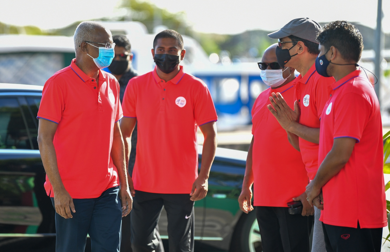 މާލެ: މާލެ ކުޅިވަރު އެކުވެނީގެ ސިންތެޓިކް ޓްރެކް ހުޅުވުމުގެ ރަސްމިއްޔާތަށް ރައީސް އިބްރާހިމް މުހައްމަދު ސޯލިހު ވަޑައިގަތުމުން ޔޫތު މިނިސްޓަރު އަހުމަދު މަހުލޫފު މަރުހަބާ ދަންނަވަނީ.-- ފޮޓޯ: ރައީސް އޮފީސް