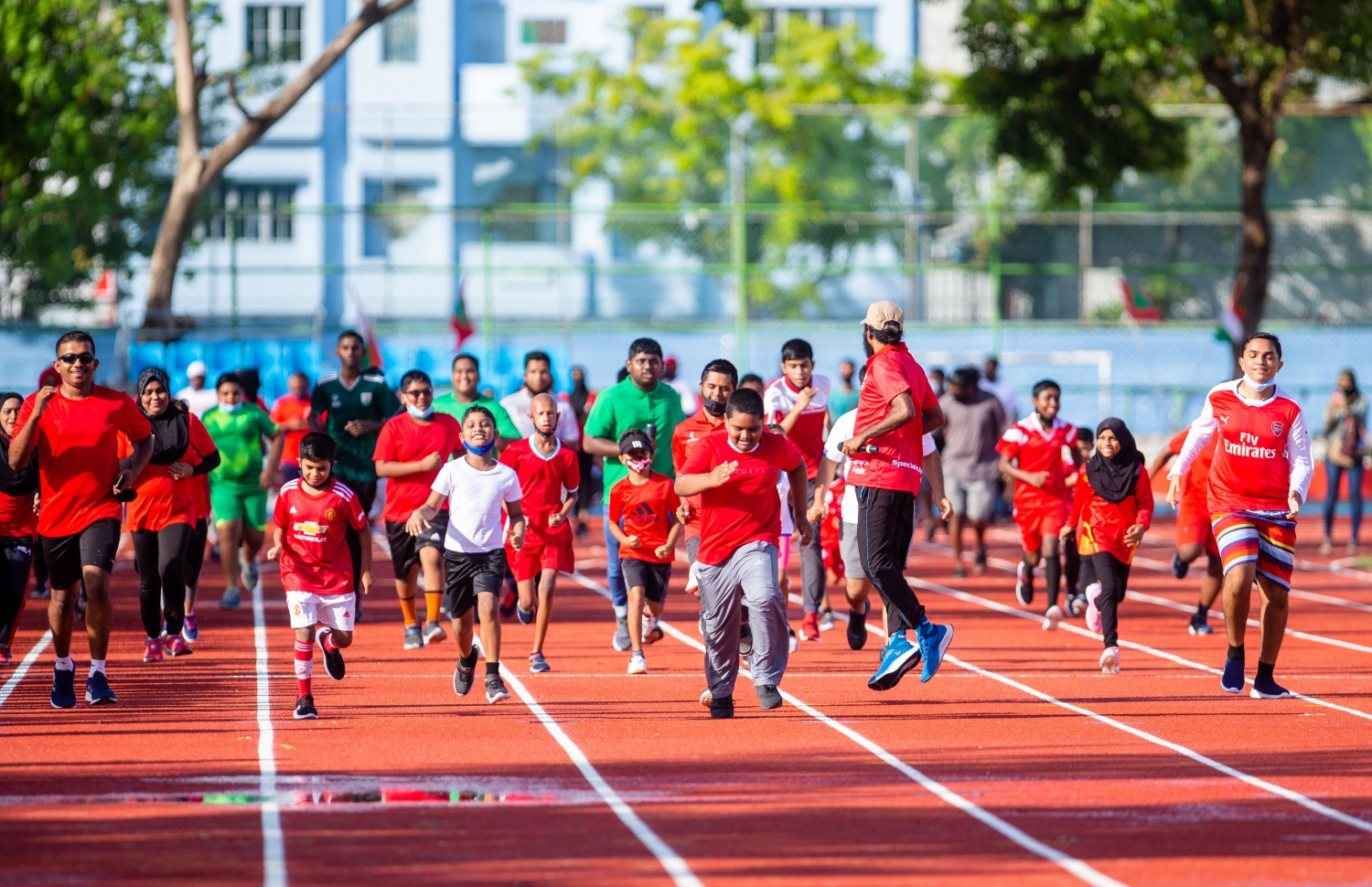 މާލެ: މާލެ ކުޅިވަރު އެކުވެނީގެ ސިންތެޓިކް ޓްރެކް ހުޅުވުމުގެ ރަސްމިއްޔާތުގައި ބޭއްވި ދައްކާލުމުގެ ރޭހެއްގައި ބަޔަކު ދުވަނީ.-- ފޮޓޯ: ރައީސް އޮފީސް