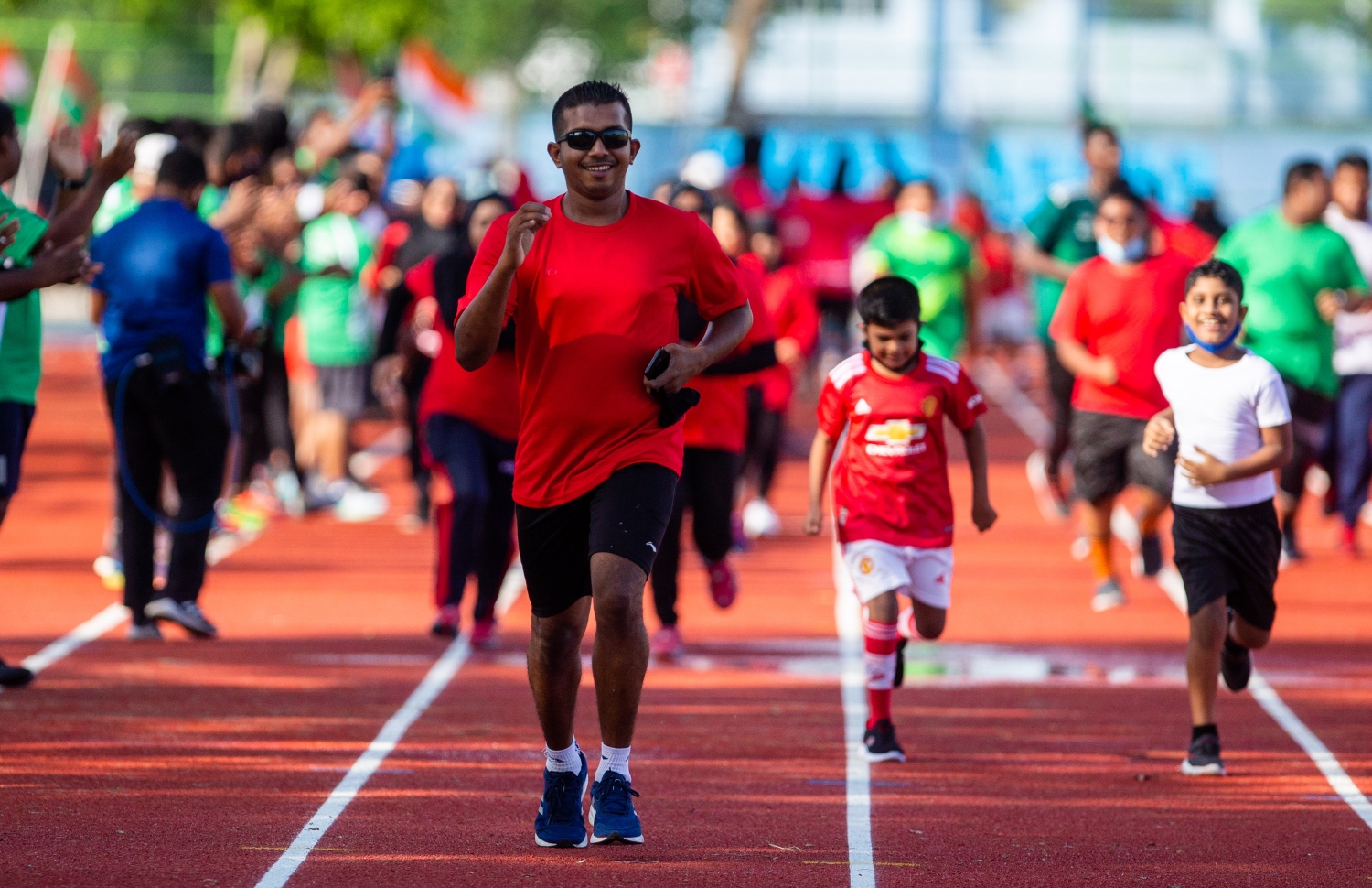 މާލެ: މާލެ ކުޅިވަރު އެކުވެނީގެ ސިންތެޓިކް ޓްރެކް ހުޅުވުމުގެ ރަސްމިއްޔާތުގައި ބޭއްވި ދައްކާލުމުގެ ރޭހެއްގައި ބަޔަކު ދުވަނީ.-- ފޮޓޯ: ރައީސް އޮފީސް