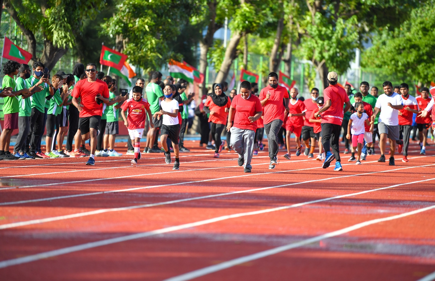 މާލެ: މާލެ ކުޅިވަރު އެކުވެނީގެ ސިންތެޓިކް ޓްރެކް ހުޅުވުމުގެ ރަސްމިއްޔާތުގައި ބޭއްވި ދައްކާލުމުގެ ރޭހެއްގައި ކުދިންތަކެއް ދުވަނީ.-- ފޮޓޯ: ރައީސް އޮފީސް