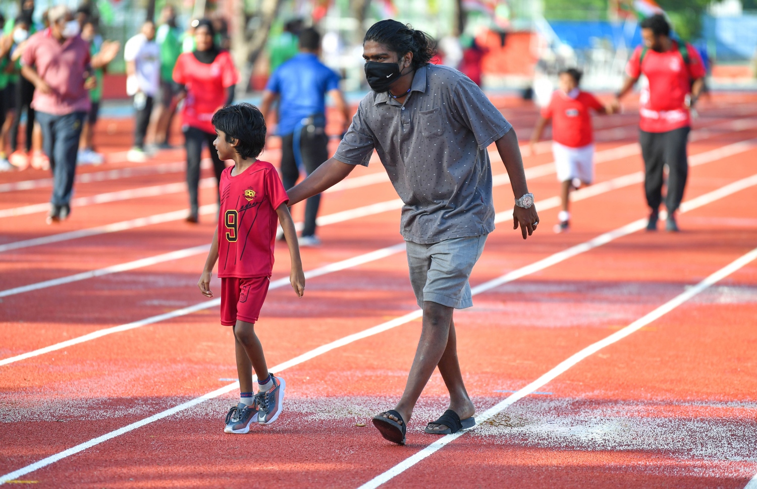 މާލެ: މާލެ ކުޅިވަރު އެކުވެނީގެ ސިންތެޓިކް ޓްރެކް ހުޅުވުމުގެ ރަސްމިއްޔާތުގައި ބޭއްވި ދައްކާލުމުގެ ރޭހެއްގައި ކުދިންތަކެއް ރޭހުގައި ބައިވެރިކުރުވަނީ.-- ފޮޓޯ: ރައީސް އޮފީސް