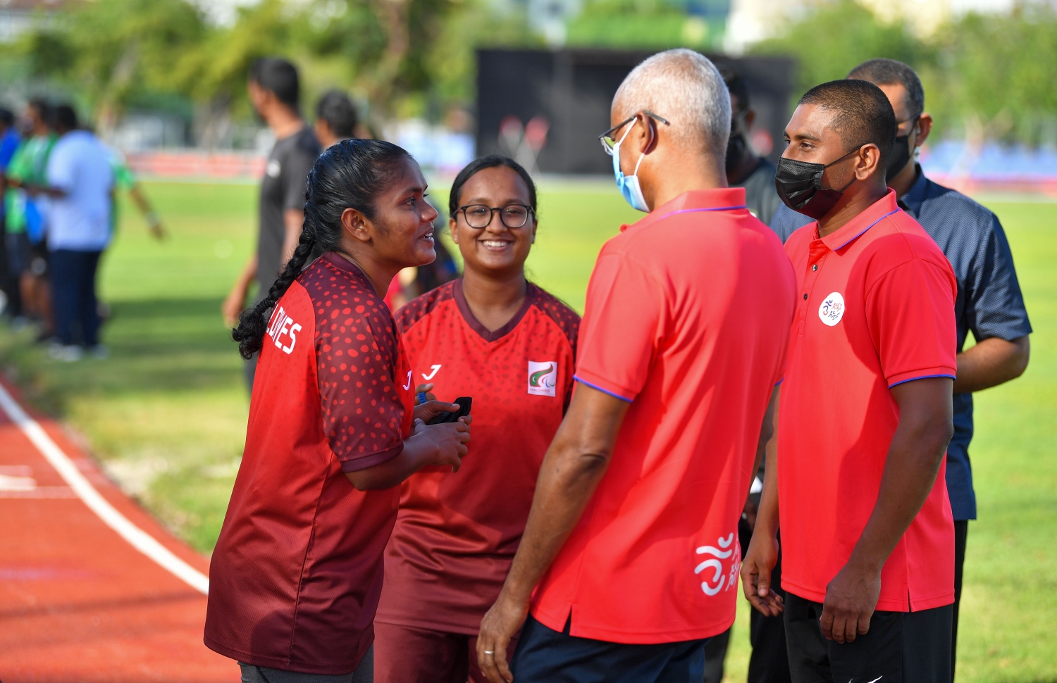 މާލެ: މާލެ ކުޅިވަރު އެކުވެނީގެ ސިންތެޓިކް ޓްރެކް ހުޅުވުމުގެ ރަސްމިއްޔާތުގައި ރައީސް އިބްރާހިމް މުހައްމަދު ސޯލިހު އަދި ޔޫތު މިނިސްޓަރު އަހުމަދު މަހުލޫފު އެތްލީޓުންނާ ބައްދަލުކޮށް ވާހަކަ ދައްކަަނީ.-- ފޮޓޯ: ރައީސް އޮފީސް