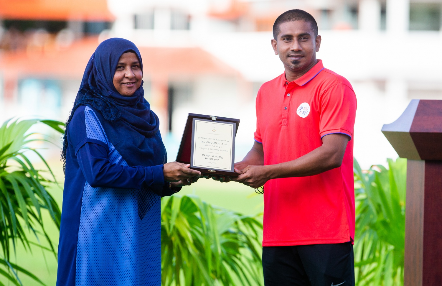 މާލެ: މާލެ ކުޅިވަރު އެކުވެނީގެ ސިންތެޓިކް ޓްރެކް ހުޅުވުމުގެ ރަސްމިއްޔާތުގައި ޔޫތު މިނިސްޓަރު އަހުމަދު މަހުލޫފު މީހަކަށް ހަނދާނީ ފިލައެއް ދެއްވަނީ.-- ފޮޓޯ: ރައީސް އޮފީސް