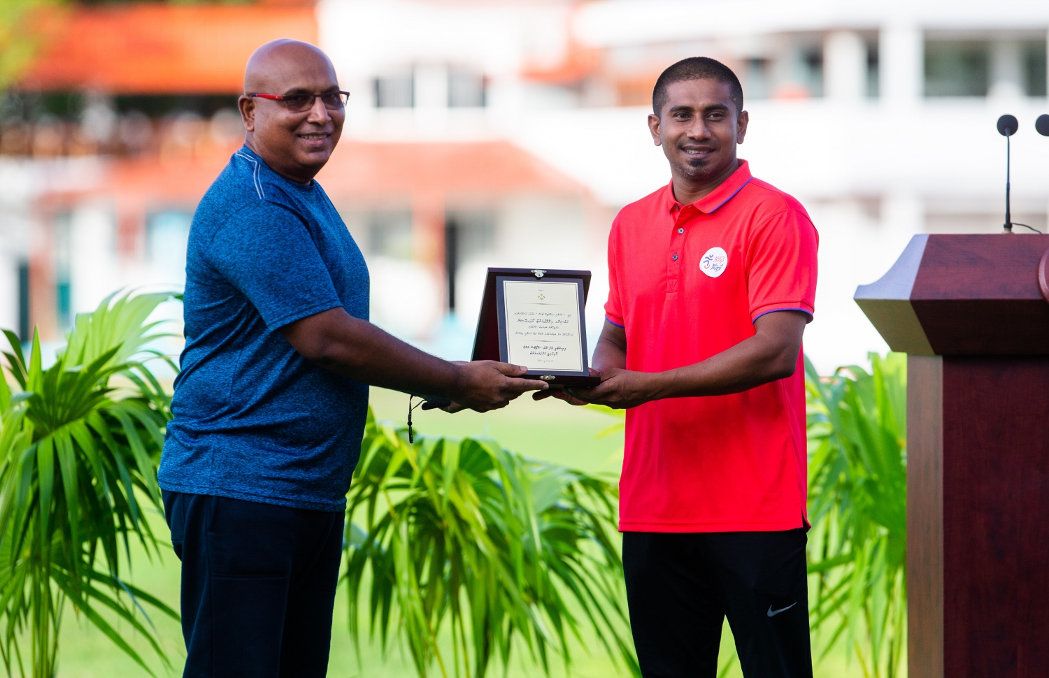 މާލެ: މާލެ ކުޅިވަރު އެކުވެނީގެ ސިންތެޓިކް ޓްރެކް ހުޅުވުމުގެ ރަސްމިއްޔާތުގައި ޔޫތު މިނިސްޓަރު އަހުމަދު މަހުލޫފު މީހަކަށް ހަނދާނީ ފިލައެއް ދެއްވަނީ.-- ފޮޓޯ: ރައީސް އޮފީސް