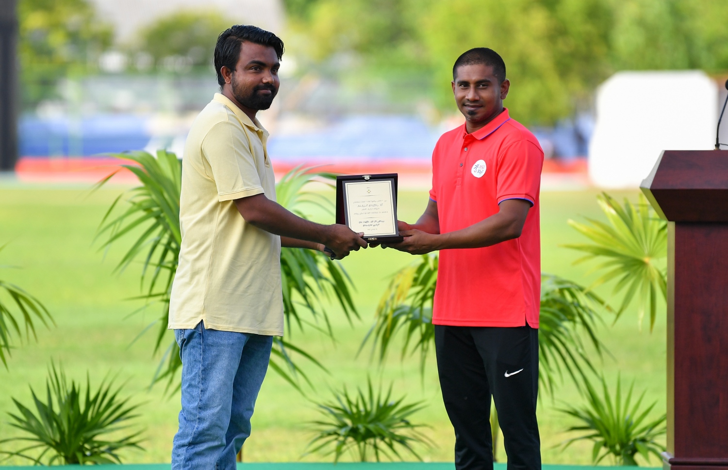 މާލެ: މާލެ ކުޅިވަރު އެކުވެނީގެ ސިންތެޓިކް ޓްރެކް ހުޅުވުމުގެ ރަސްމިއްޔާތުގައި ޔޫތު މިނިސްޓަރު އަހުމަދު މަހުލޫފު މީހަކަށް ހަނދާނީ ފިލައެއް ދެއްވަނީ.-- ފޮޓޯ: ރައީސް އޮފީސް