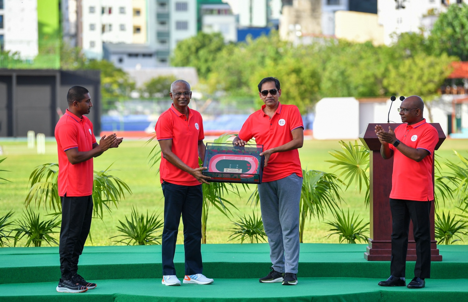 މާލެ: މާލެ ކުޅިވަރު އެކުވެނީގެ ސިންތެޓިކް ޓްރެކް ހުޅުވުމުގެ ރަސްމިއްޔާތުގައި އިންޑިއާގެ އެމްބެސެޑަރު ސަންޖޭ ސުދީރަށް ރައީސް އިބްރާހިމް މުހައްމަދު ސޯލިހު، ސިންތެޓިކްގެ ޑިޒައިނެއް ދެއްވަނީ.-- ފޮޓޯ: ރައީސް އޮފީސް