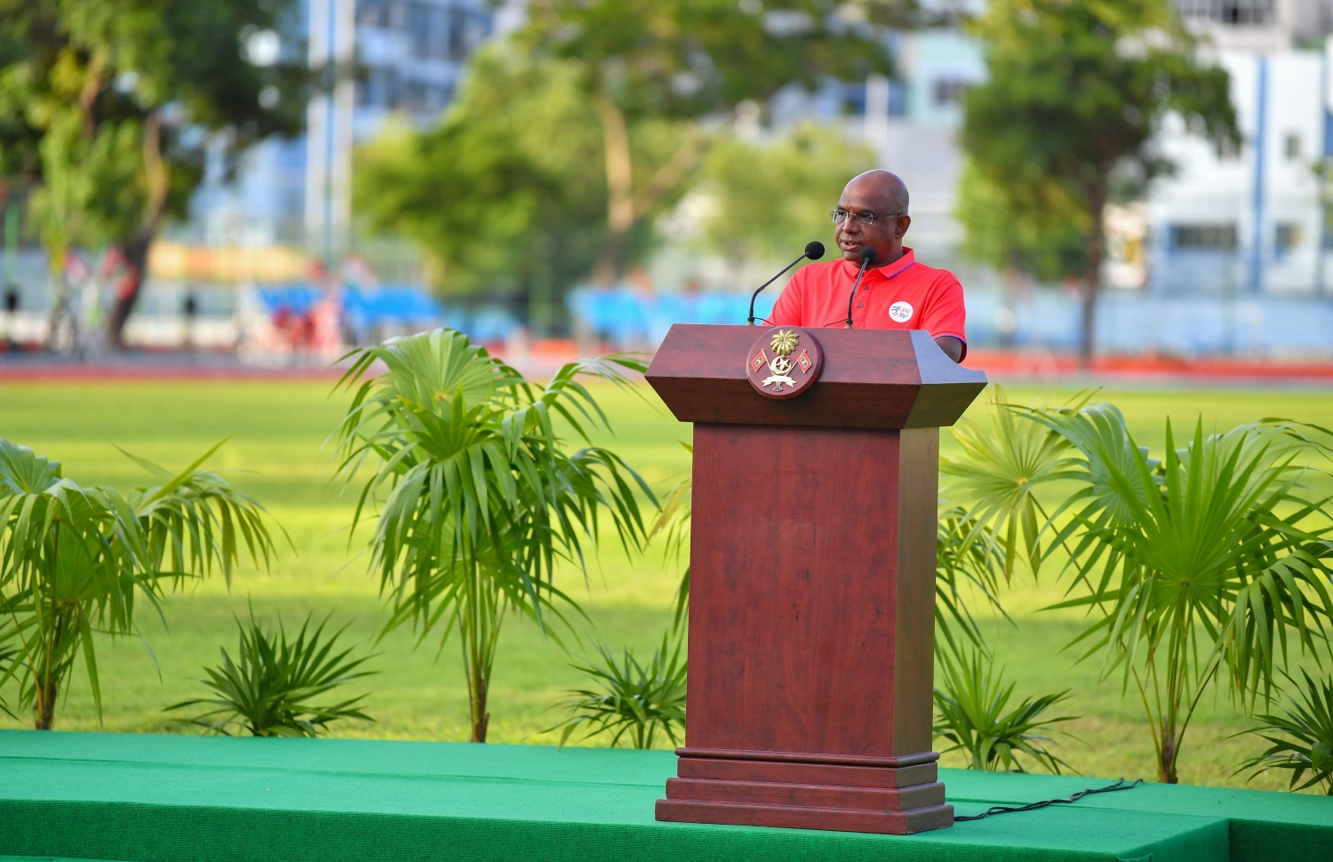 މާލެ: މާލެ ކުޅިވަރު އެކުވެނީގެ ސިންތެޓިކް ޓްރެކް ހުޅުވުމުގެ ރަސްމިއްޔާތުގައި ފޮރިން މިނިސްޓަރު ވާހަކަ ދައްކަވަނީ.-- ފޮޓޯ: ރައީސް އޮފީސް