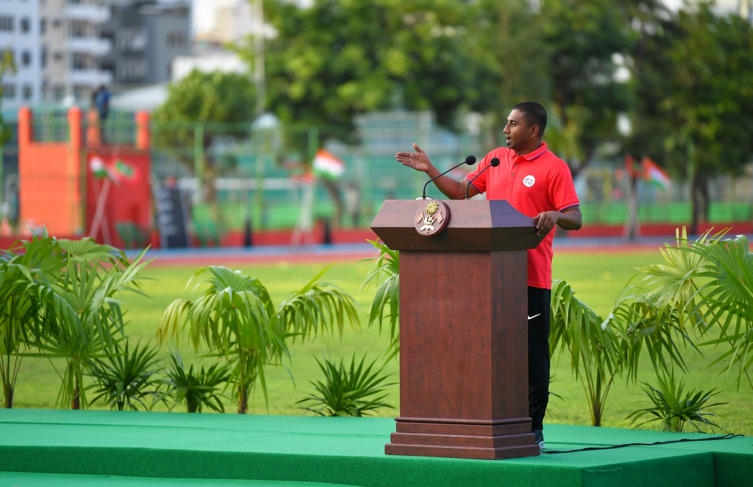 މާލެ: މާލެ ކުޅިވަރު އެކުވެނީގެ ސިންތެޓިކް ޓްރެކް ހުޅުވުމުގެ ރަސްމިއްޔާތުގައި ޔޫތު މިނިސްޓަރު އަހުމަދު މަހުލޫފު ވާހަކަ ދައްކަވަނީ.-- ފޮޓޯ: ރައީސް އޮފީސް