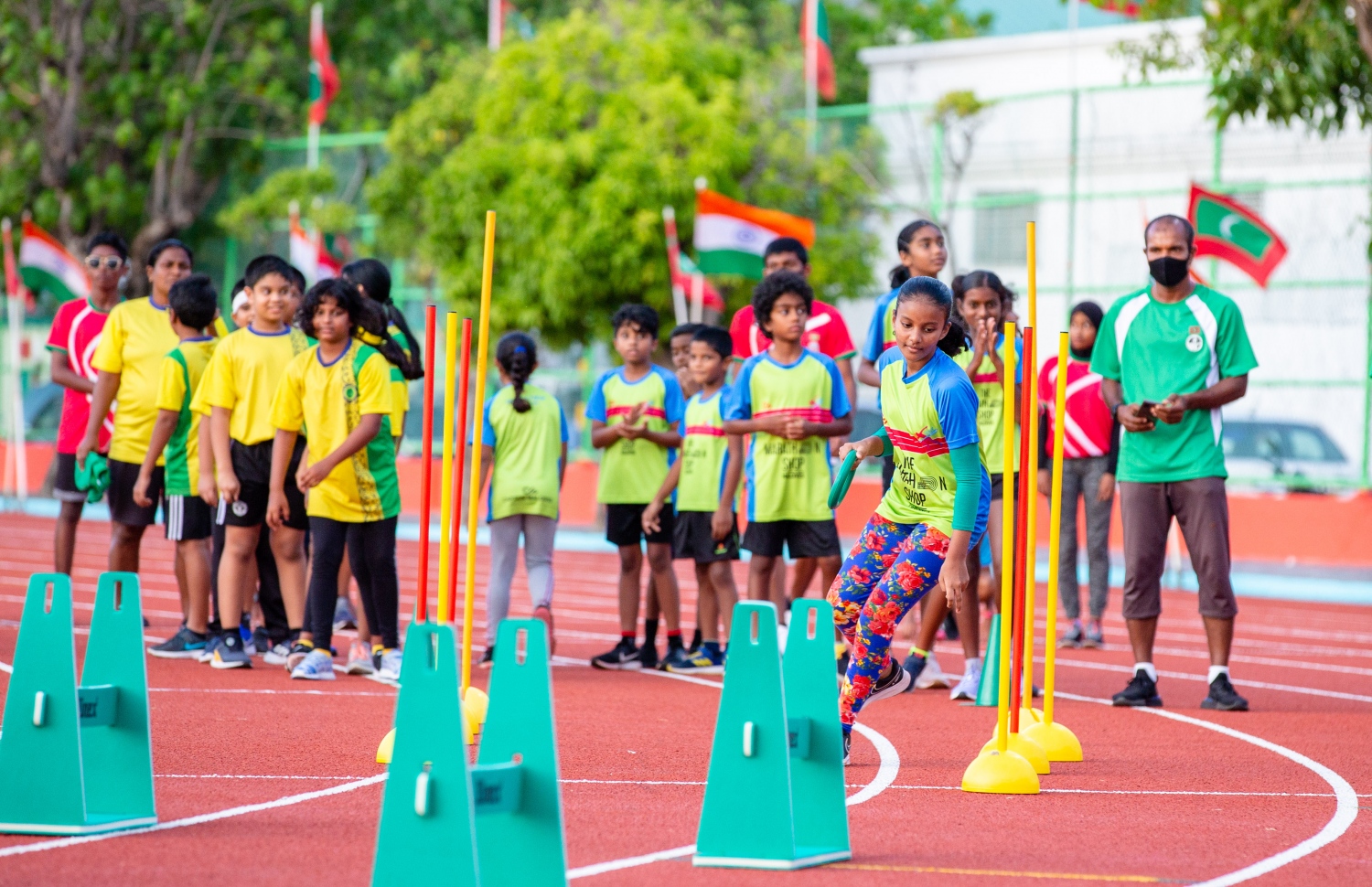 މާލެ: މާލެ ކުޅިވަރު އެކުވެނީގެ ސިންތެޓިކް ޓްރެކް ހުޅުވުމުގެ ރަސްމިއްޔާތަށްފަހު، ޓްރެކްގައި ބޭއްވި ބައެއް ކުޅިވަރުތަކުގައި ކުދިން ކުޅެނީ.-- ފޮޓޯ: ރައީސް އޮފީސް