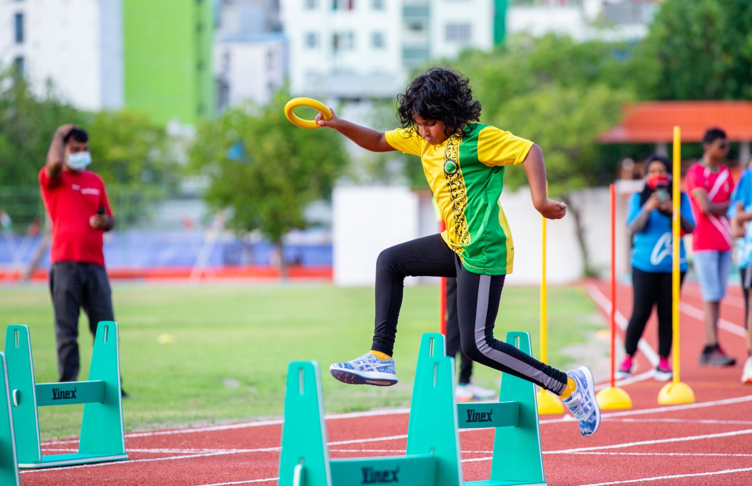 މާލެ: މާލެ ކުޅިވަރު އެކުވެނީގެ ސިންތެޓިކް ޓްރެކް ހުޅުވުމުގެ ރަސްމިއްޔާތަށްފަހު، ޓްރެކްގައި ބޭއްވި ބައެއް ކުޅިވަރުތަކުގައި ކުދިން ކުޅެނީ.-- ފޮޓޯ: ރައީސް އޮފީސް