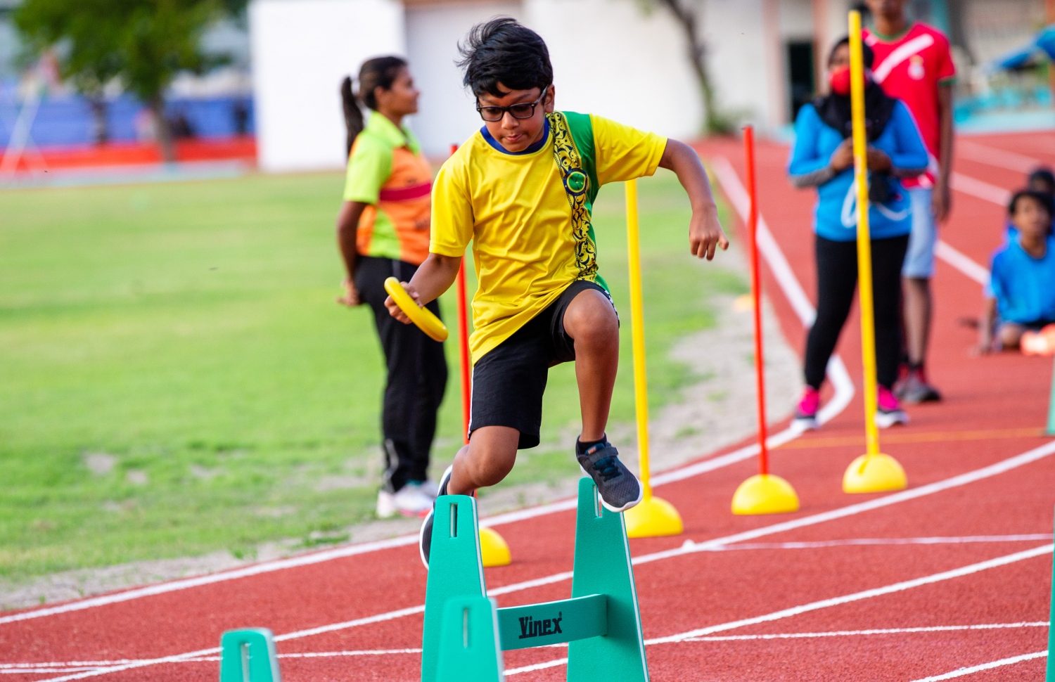 މާލެ: މާލެ ކުޅިވަރު އެކުވެނީގެ ސިންތެޓިކް ޓްރެކް ހުޅުވުމުގެ ރަސްމިއްޔާތަށްފަހު، ޓްރެކްގައި ބޭއްވި ބައެއް ކުޅިވަރުތަކުގައި ކުދިން ކުޅެނީ.-- ފޮޓޯ: ރައީސް އޮފީސް