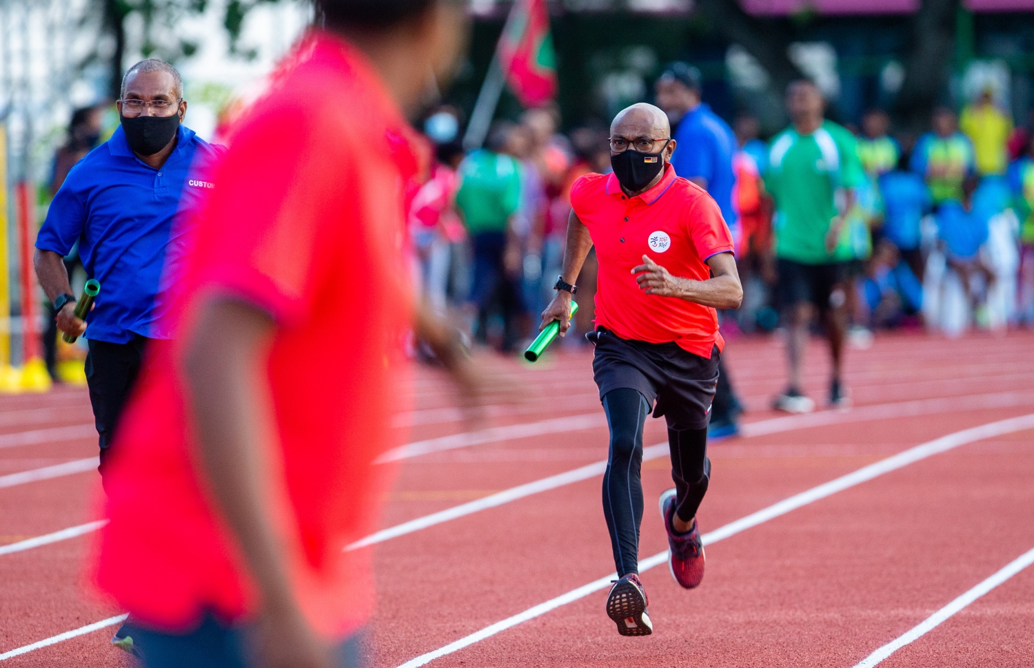 މާލެ: މާލެ ކުޅިވަރު އެކުވެނީގެ ސިންތެޓިކް ޓްރެކް ހުޅުވުމުގެ ރަސްމިއްޔާތަށްފަހު، އެތްލީޓުން ދުވުމުގެ ރޭހެއްޖަހަނީ.-- ފޮޓޯ: ރައީސް އޮފީސް