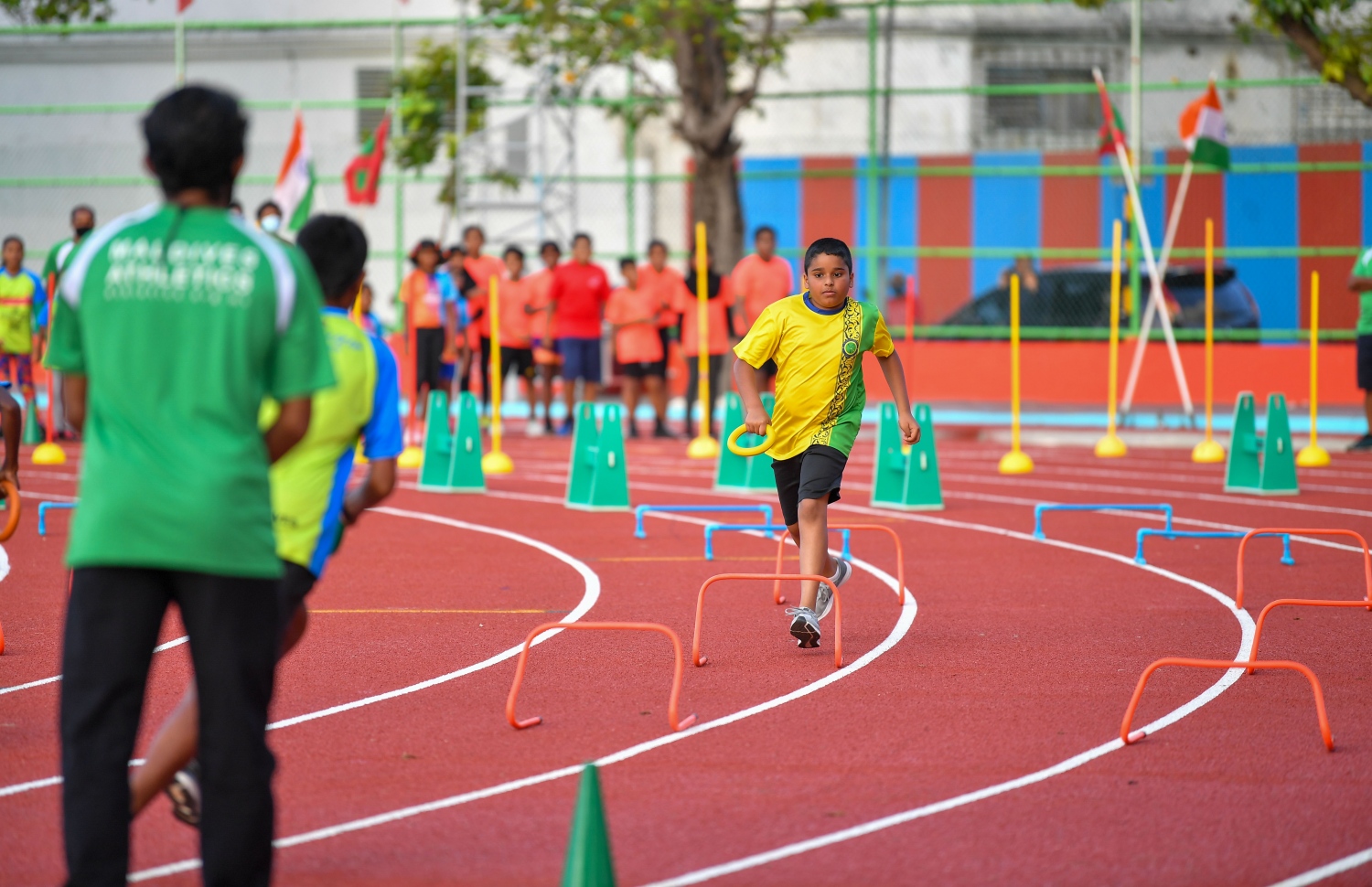 މާލެ: މާލެ ކުޅިވަރު އެކުވެނީގެ ސިންތެޓިކް ޓްރެކް ހުޅުވުމުގެ ރަސްމިއްޔާތަށްފަހު، ޓްރެކްގައި ބޭއްވި ބައެއް ކުޅިވަރުތަކުގައި ކުދިން ކުޅެނީ.-- ފޮޓޯ: ރައީސް އޮފީސް