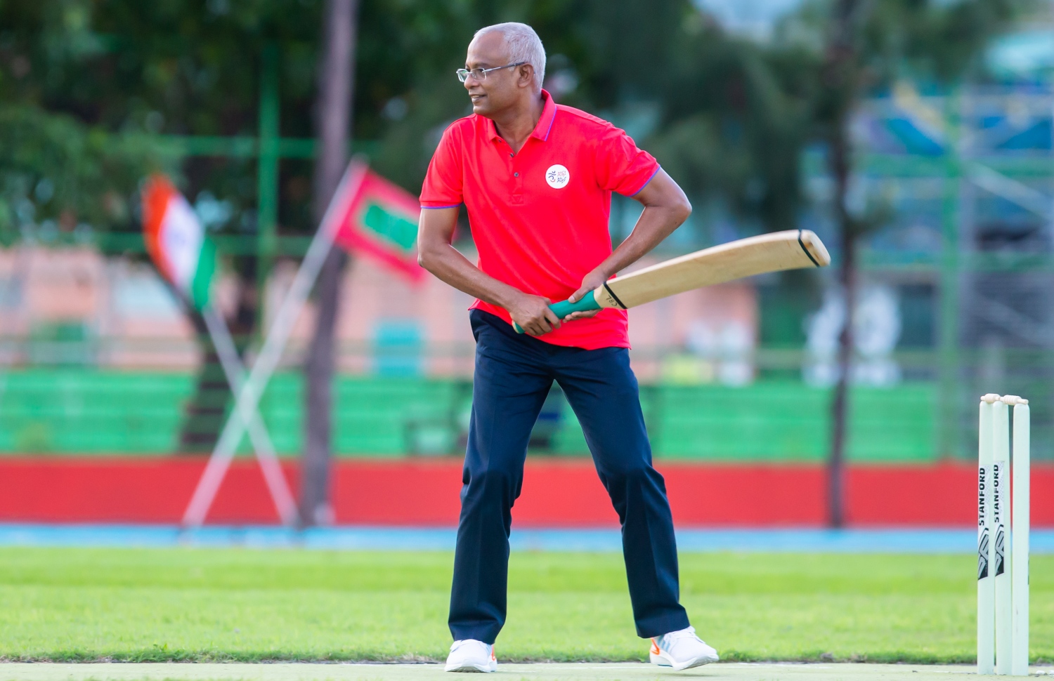 މާލެ: މާލެ ކުޅިވަރު އެކުވެނީގެ ސިންތެޓިކް ޓްރެކް ހުޅުވުމުގެ ރަސްމިއްޔާތަށްފަހު، ރައީސް އިބްރާހިމް މުހައްމަދު ސޯލިހު ކުރިކެޓު ކުޅުއްވަނީ.-- ފޮޓޯ: ރައީސް އޮފީސް