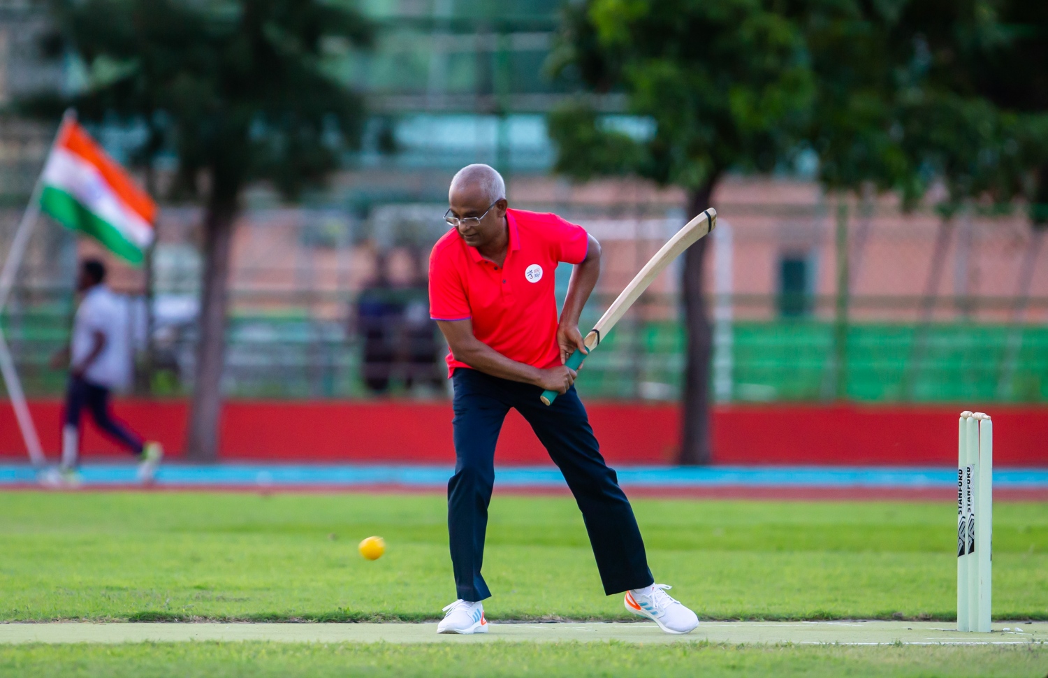 މާލެ: މާލެ ކުޅިވަރު އެކުވެނީގެ ސިންތެޓިކް ޓްރެކް ހުޅުވުމުގެ ރަސްމިއްޔާތަށްފަހު، ރައީސް އިބްރާހިމް މުހައްމަދު ސޯލިހު ކުރިކެޓު ކުޅުއްވަނީ.-- ފޮޓޯ: ރައީސް އޮފީސް