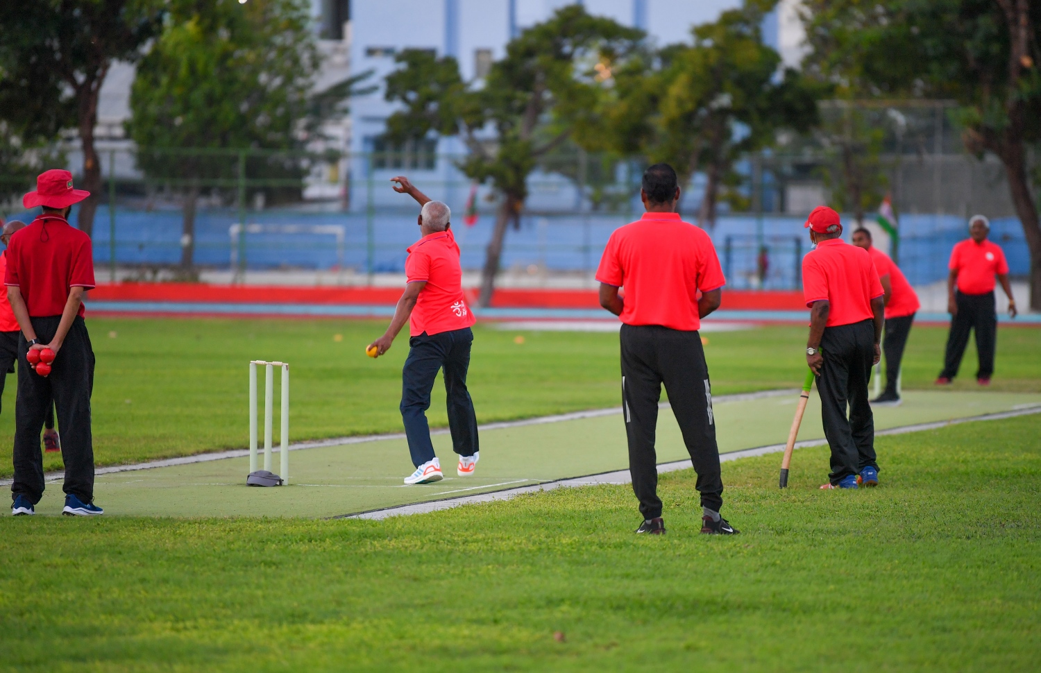 މާލެ: މާލެ ކުޅިވަރު އެކުވެނީގެ ސިންތެޓިކް ޓްރެކް ހުޅުވުމުގެ ރަސްމިއްޔާތަށްފަހު، ރައީސް އިބްރާހިމް މުހައްމަދު ސޯލިހު ކުރިކެޓު ކުޅުއްވަނީ.-- ފޮޓޯ: ރައީސް އޮފީސް