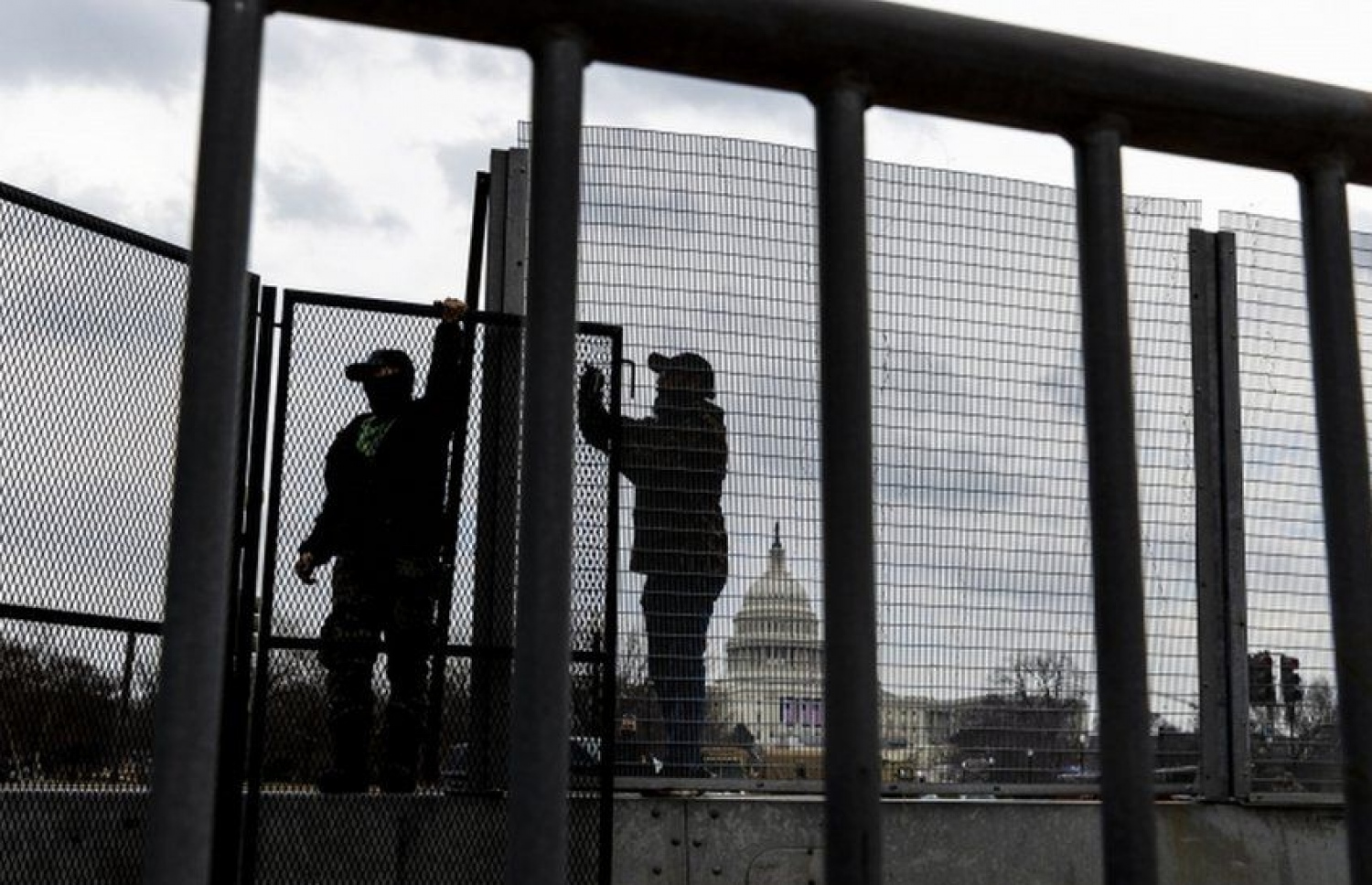 އެމެރިކާގެ ކޮންގްރެސް އިމާރާތުގެ ބޭރުގައި ފެންސެއް ޖަހަނީ. --ފޮޓޯ:އީޕީއޭ