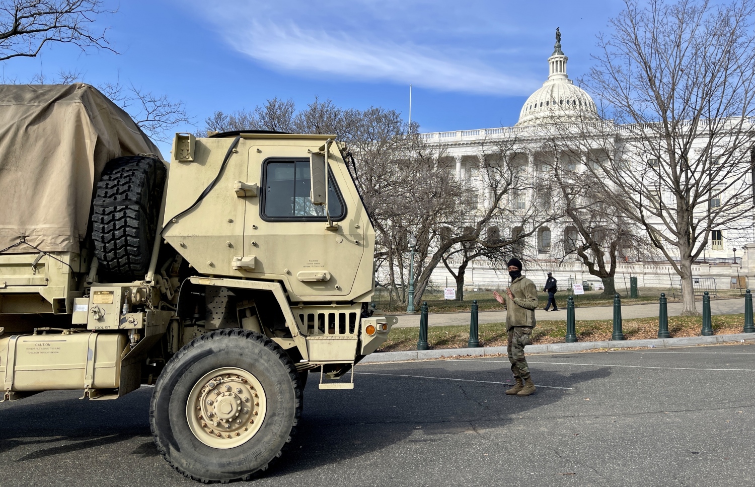 ނޭޝަނަލް ގާޑުގެ ސިފައިން ވޮޝިންޓަނުގެ ކެޕިޓަލް އިމާރާތުގެ ބޭރުގައި ސަލާމަތީ ކަންކަން ބަލަހައްޓަނީ. --ފޮޓޯ:އޭއެފްޕީ