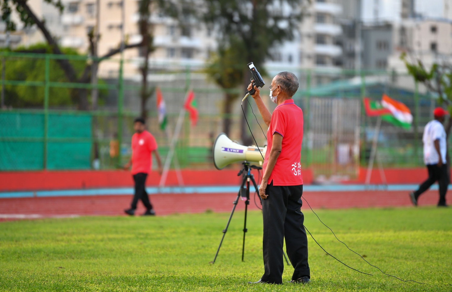 މާލެ: މާލެ ކުޅިވަރު އެކުވެނީގެ ސިންތެޓިކް ޓްރެކް ހުޅުވުމުގެ ރަސްމިއްޔާތުގައި ބޭއްވި ދައްކާލުމުގެ ރޭހެއްގައި ކުރީގެ ސްޕޯޓްސް މިނިސްޓަރު ޑރ. މުހައްމަދު ޒާހިރު ހުސެން ފައްޓަވައިދެއްވަނީ: މާލޭ ވެލި ޓްރެކް ރަނގަޅު ފެންވަރަކަށް ހަދާ ކުރިކެޓު ދަނޑުގައި ވިނަ ހައްދާ ތަރައްގީ ކުރީ ޑރ ޒާހިރުގެ މިނިސްޓަރު ކަމުގައި..-- ފޮޓޯ: ރައީސް އޮފީސް