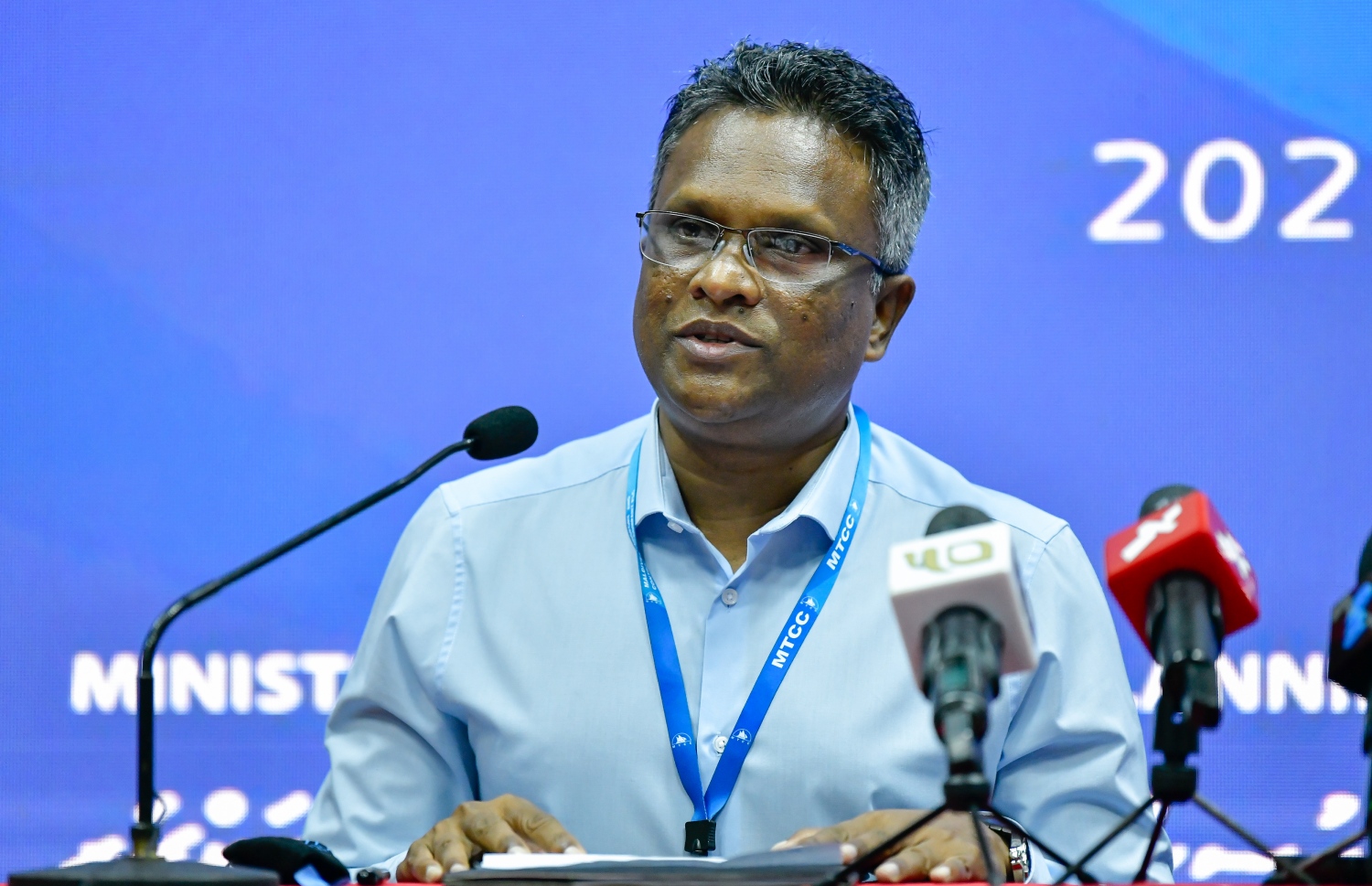 އެމްޓީސީސީގެ މެނޭޖިން ޑިރެކްޓަރު އާޒިމް މީޑިއާއަށް މައުލޫމާތު ދެއްވަނީ-- ފޮޓޯ: އަހުމަދު އަވްޝަން/ މިހާރު