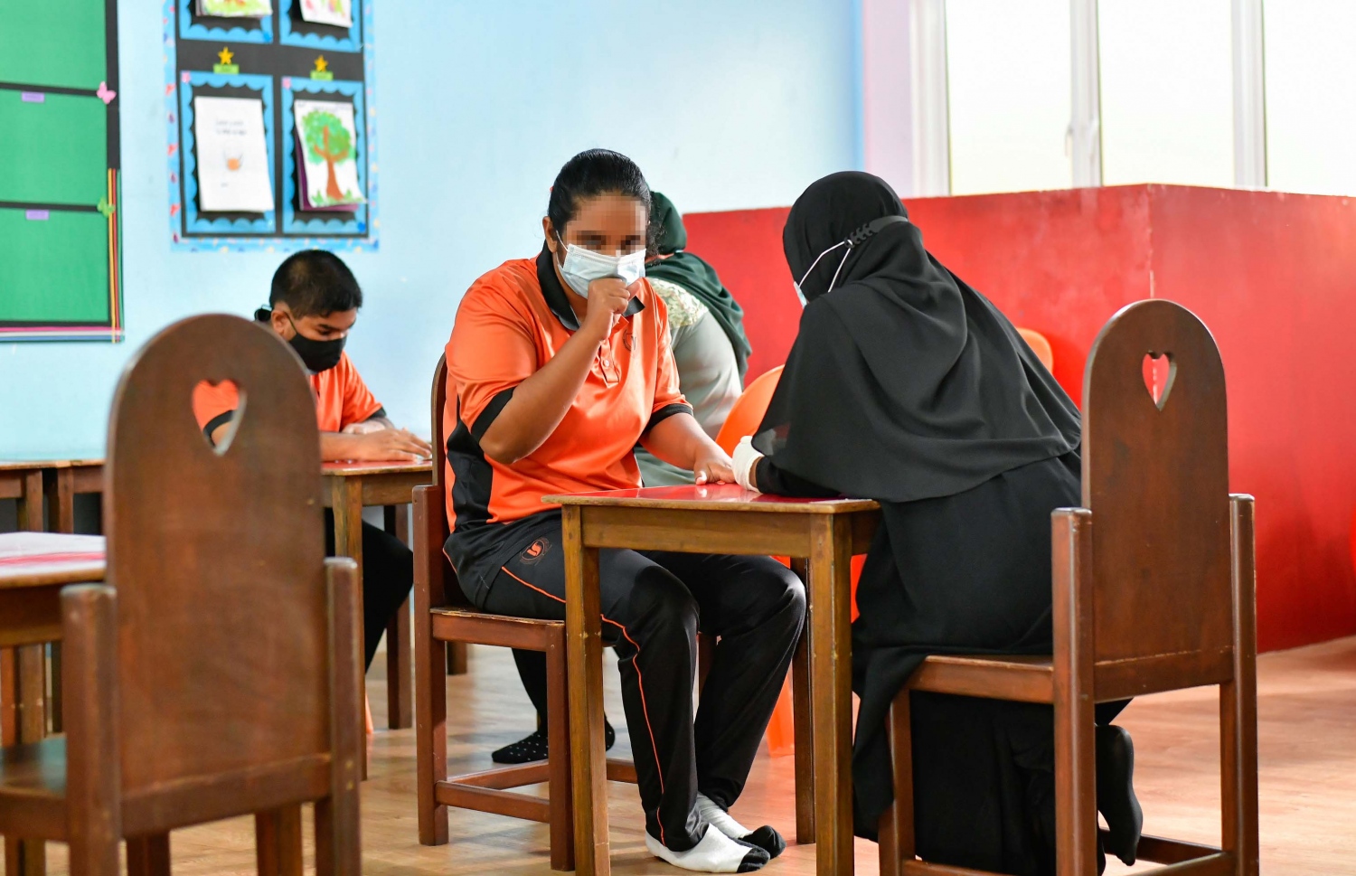 އިމާދުއްދީން ސްކޫލުގެ ޖުވެލް ސެންޓަރުގައި ޓީޗަރަކު، ދަރިވަރުންނަށް ކިޔަވައިދެނީ.--- ފޮޓޯ: އަހުމަދު އަވްޝަން/ މިހާރު