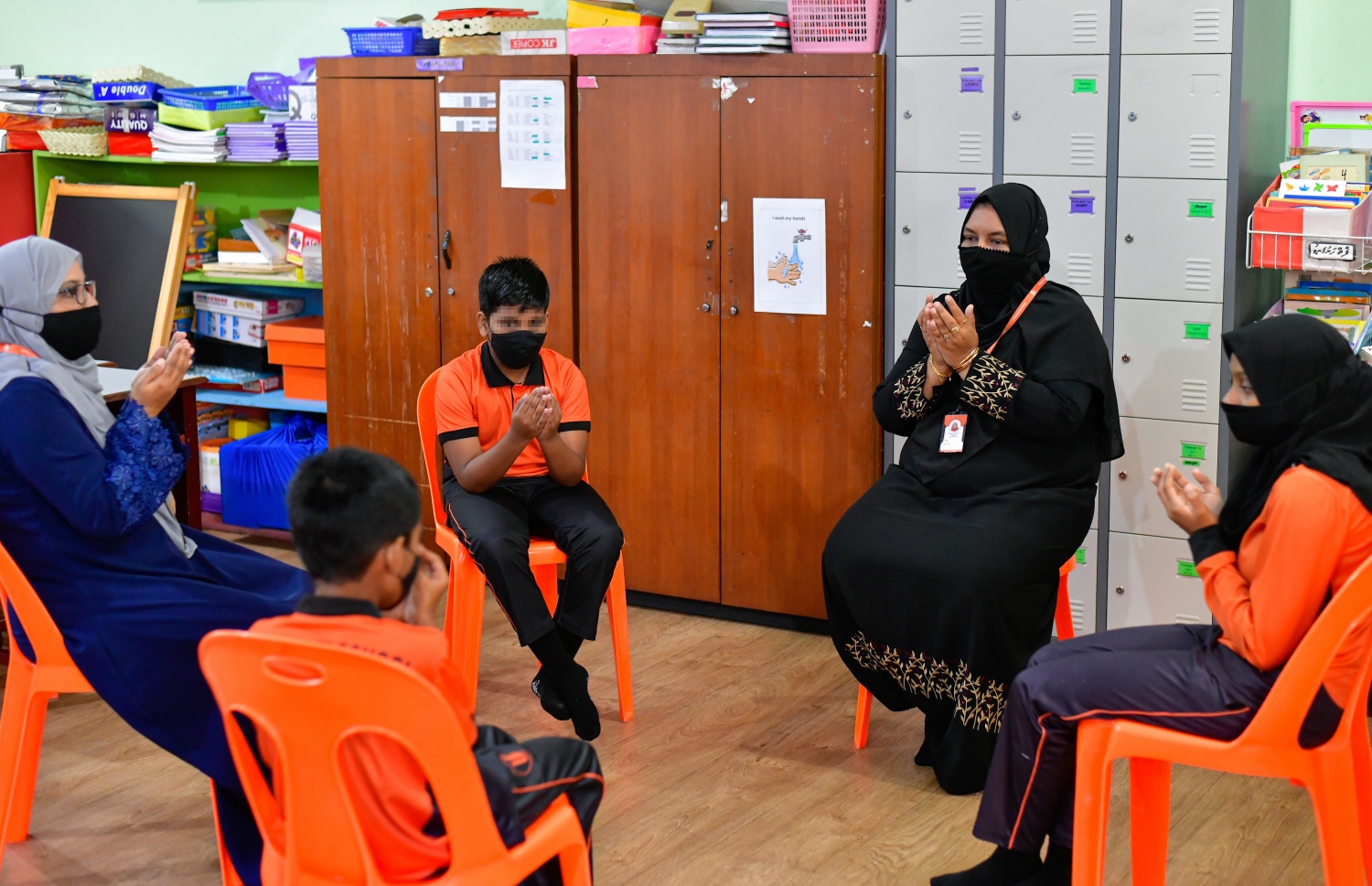 އިމާދުއްދީން ސްކޫލުގެ ޖުވެލް ސެންޓަރުގައި ޓީޗަރަކު، ދަރިވަރުންނަށް ކިޔަވައިދެނީ.--- ފޮޓޯ: އަހުމަދު އަވްޝަން/ މިހާރު