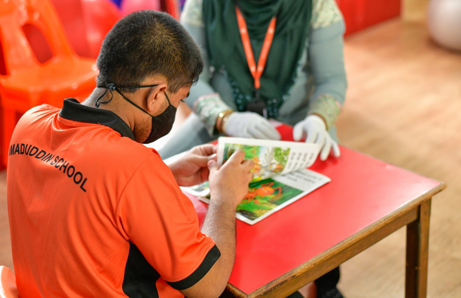 އިމާދުއްދީން ސްކޫލުގެ ޖުވެލް ސެންޓަރުގައި ޓީޗަރަކު، ދަރިވަރުންނަށް ކިޔަވައިދެނީ.--- ފޮޓޯ: އަހުމަދު އަވްޝަން/ މިހާރު