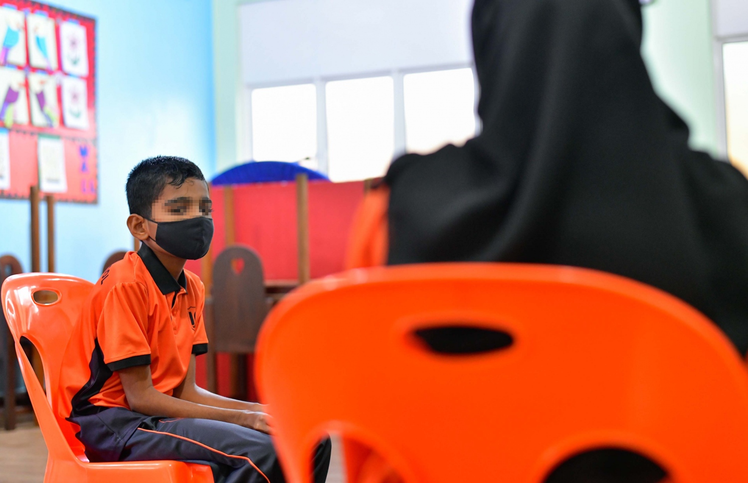 އިމާދުއްދީން ސްކޫލުގެ ޖުވެލް ސެންޓަރުގެ ކްލާހެއްގައި ޓީޗަަރަކު ދަރިވަރުންނާ އެކު.---ފޮޓޯ: އަހުމަދު އަވްޝަން/ މިހާރު