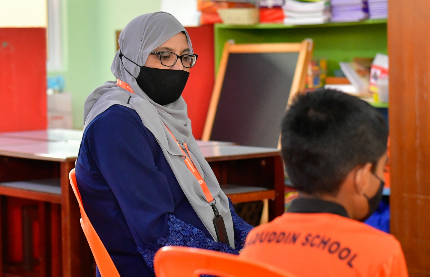 އިމާދުއްދީން ސްކޫލުގެ ޖުވެލް ސެންޓަރުގައި ޓީޗަރަކު، ދަރިވަރަކަށް ކިޔަވައިދެނީ.--- ފޮޓޯ: އަހުމަދު އަވްޝަން/ މިހާރު