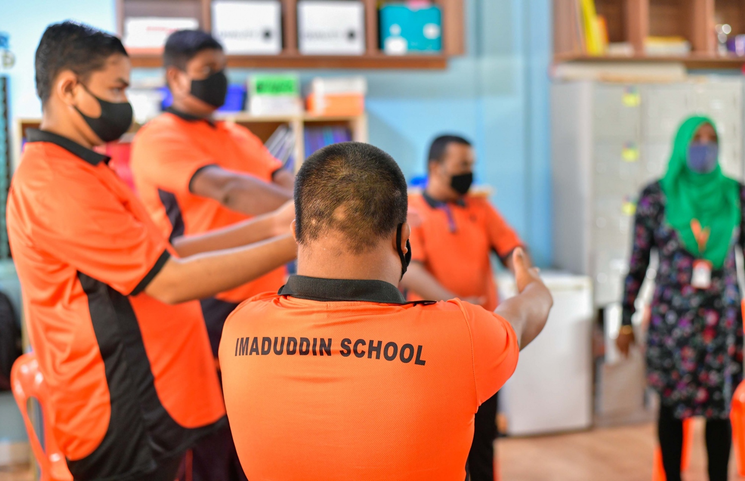 އިމާދުއްދީން ސްކޫލުގެ ޖުވެލް ސެންޓަރުގެ ކްލާހެއްގައި ޓީޗަަރަކު ދަރިވަރުންނާ އެކު.---ފޮޓޯ: އަހުމަދު އަވްޝަން/ މިހާރު