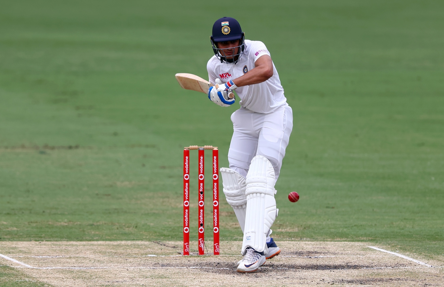 މެޗުގެ ތެރެއިން ޝުބްމަން ގިލް ބޯޅަ ފޮނުވާލަނީ.-- ފޮޓޯ: އޭއެފްޕީ