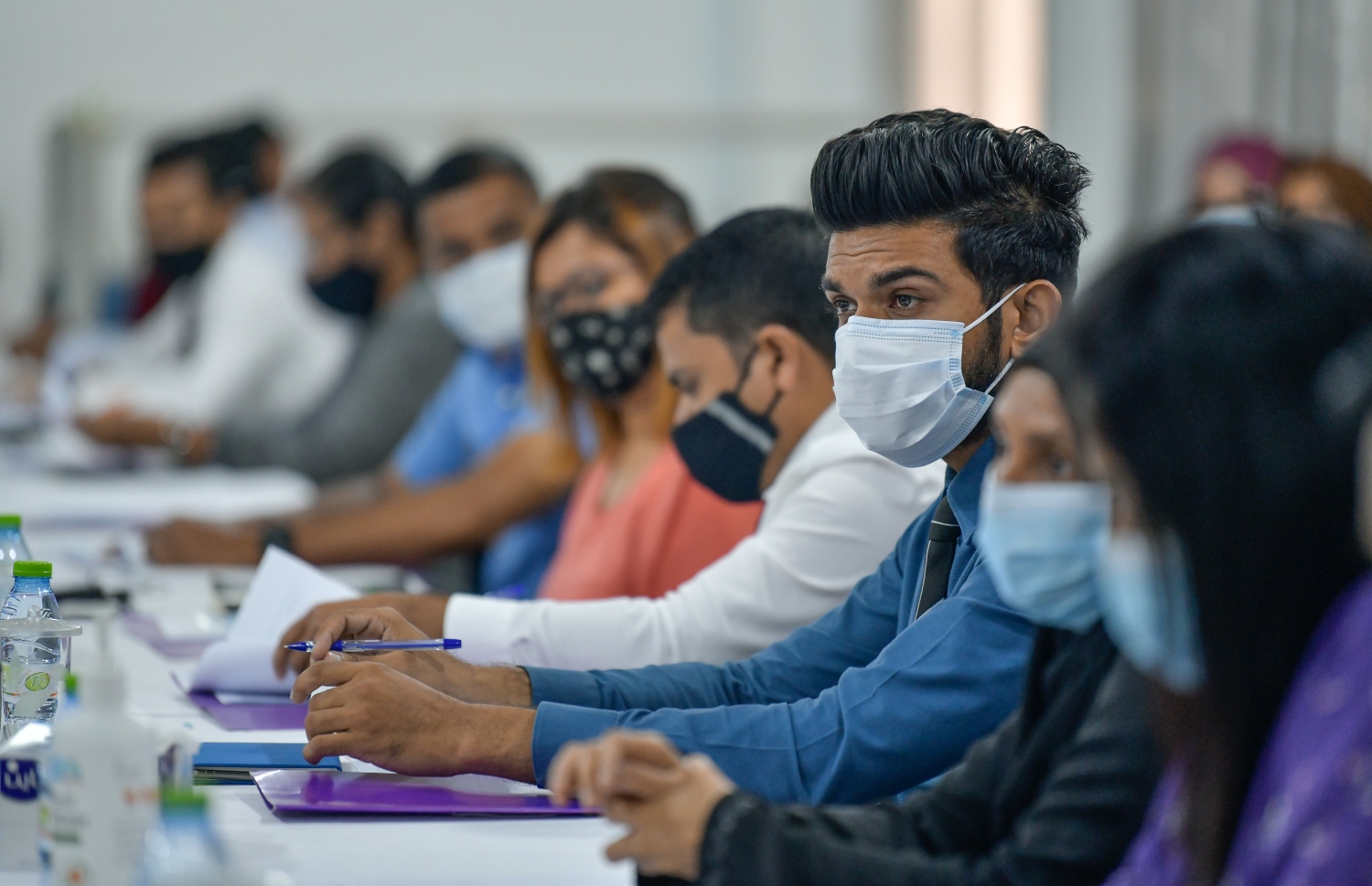 އީސީ އާއި  ގައުމީ ލަފާދޭ ކޮމިޓީއާ ގުޅިގެން ބޭއްވި ބައްދަލުވުމުގައި ބައިވެރިވި ބައެއް މީހުން -- ފޮޓޯ: ނިޝާން އަލީ/ މިހާރު