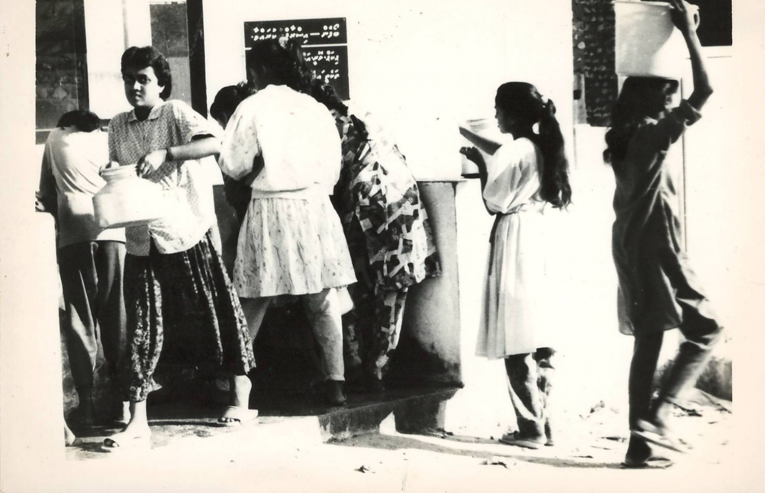 ގެއަށް ފެން ގެންދަން ބަނޑިޔާތައް ހިފައިގެން: މާލޭގެ ގޭގޭގެ ވަޅުތަކުގެ ފެން ބޭނުންނުކުރެވޭ ވަރަށް ގޯސްވުމުން 1990ގެ އަހަރުތަކުގެ ކުރީކޮޅު ވެސް ގިނަ މީހުން ފެން ގެންދިޔައީ އިސްކުރުބަރިތަކުން